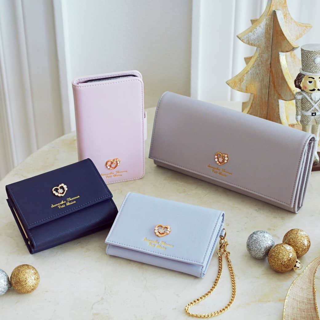 のインスタグラム：「#gift #holidaygift . 𝗢𝗽𝗲𝗻 𝗛𝗲𝗮𝗿𝘁 𝗠𝗼𝘁𝗶𝗳 𝗦𝗲𝗿𝗶𝗲𝘀 落ち着いた上品なカラーと、 大人可愛いオープンハートモチーフがポイント✨✨ アイテムバリエも豊富🤍  𝗜𝘁𝗲𝗺  長財布,ラウンドジップ長財布,口金ミニ財布,パスケース,iPhoneケース  𝗖𝗼𝗹𝗼𝗿 gray,pink,navy,lavender  #samanthathavasapetitchoice #サマンサタバサプチチョイス #gift#ハートモチーフ#heartmotif」