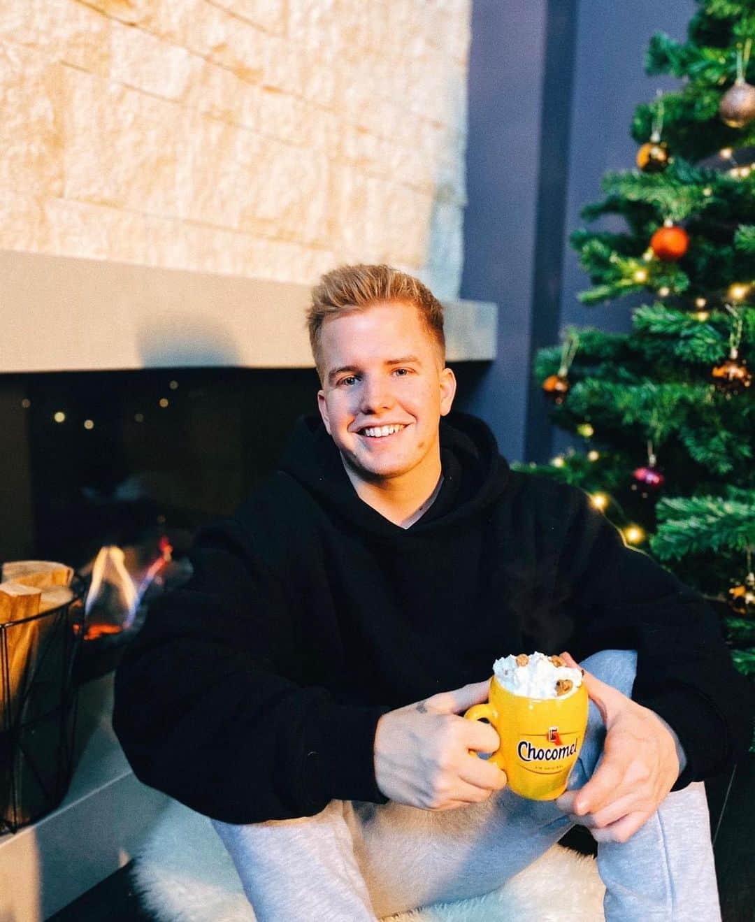 Kayefのインスタグラム：「ᴀɴᴢᴇɪɢᴇ Endlich Weihnachtsfeeling🎄 Mit @chocomelde zusammen verlose ich passend zur gemütlichsten Zeit des Jahres ein Wohnzimmerkonzert 😃 Schnappt euch einfach ein Chocomel im Supermarkt, ladet euren Kassenbon auf chocomel.de hoch und schon nehmt ihr am Gewinnspiel teil 🙌🏻 🎁 Vielleicht sehen wir uns dann schon bald auf eine heiße oder kalte Tasse des lekkeren Schokodrinks, bei euch daheim 🙃✌🏻 Wie trinkt ihr Chocomel am liebsten? 💛 #kayefxchocomel #gewinnspiel #wohnzimmerkonzert」