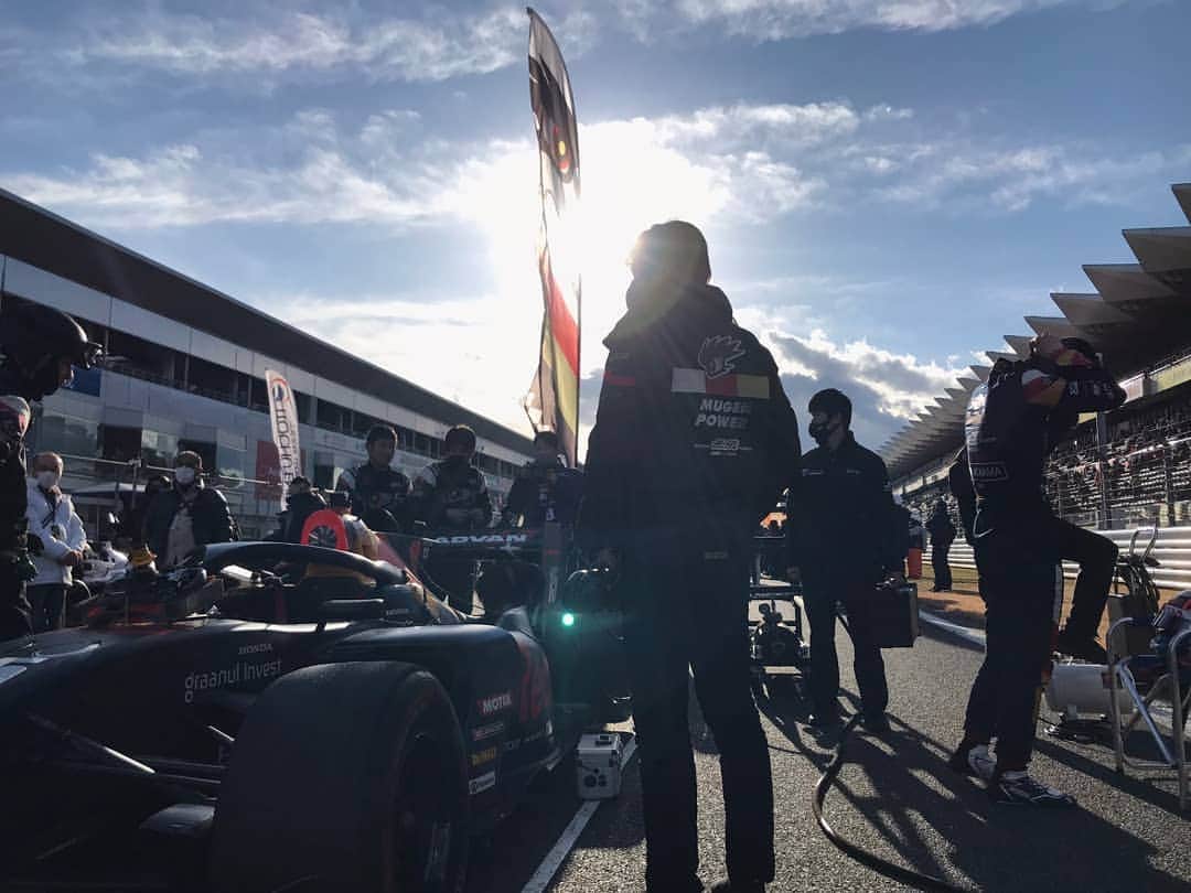中野信治のインスタグラム：「Super Formula Final Round @ Fuji speedway  #15  Q  5th    R  7th  #16  Q  1st   R  DNF  富士スピードウェイにて2020スーパーフォーミュラのシーズンが幕を閉じました。  コロナ禍の厳しい状況の中、こうして無事にシーズンを終えられたことに感謝。 レースの開催に向けてご尽力頂きました全ての皆さまにも心から御礼を申し上げます。   絶対的な自信と、明確な目標を掲げ、チーム一丸となって戦いに挑んだ最終戦。  確実に速さはあったはず。  でも届かなかった。。  まだ足りなかった。。  あまりに悔し過ぎてレースの内容が上手く思い出せない。  何故届かなかったのか。 何が足りなかったのか。  チームの皆と必ずその答を見つけます。  この難しい局面をチーム無限と共に闘って下さったスポンサーの皆さま、辛抱強く応援を続けてくれているファンの皆さまにも心から感謝致します。  そして、大変なスケジュールの中、休みなく動き続けてくれていたチーム無限のスタッフたちにも心から有難う！  #honda #redbull #mugen #motul  #teammugen #superformula  #car #racing」