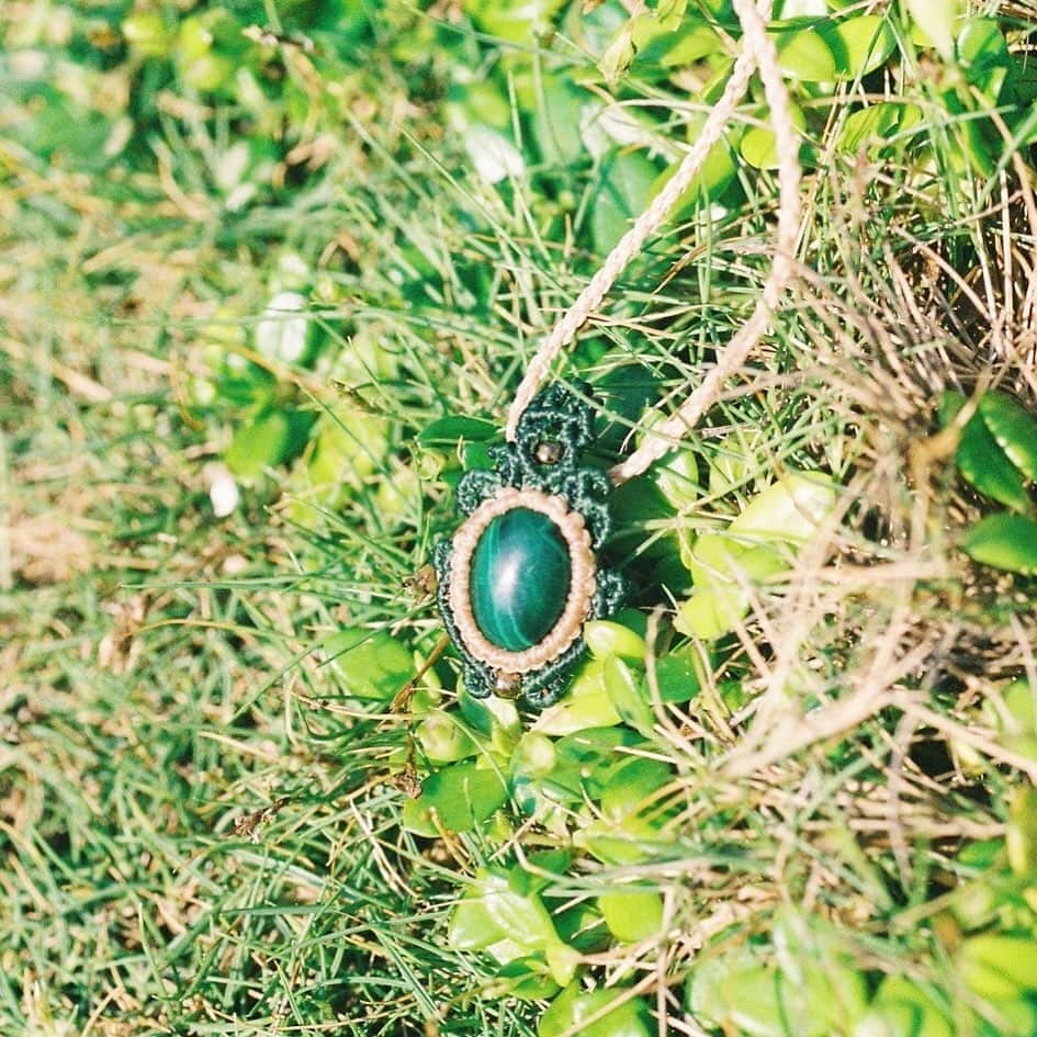 のインスタグラム：「マカライトのペンダント🥦🐲🍀🌵🦚🎍 何度見ても目を惹かれる この鮮やかな緑🌿 小さくシンプルながらに 存在感出るように結んで お化粧してみました😊 こちらお嫁入り済みです！ ありがとうございます🥰」