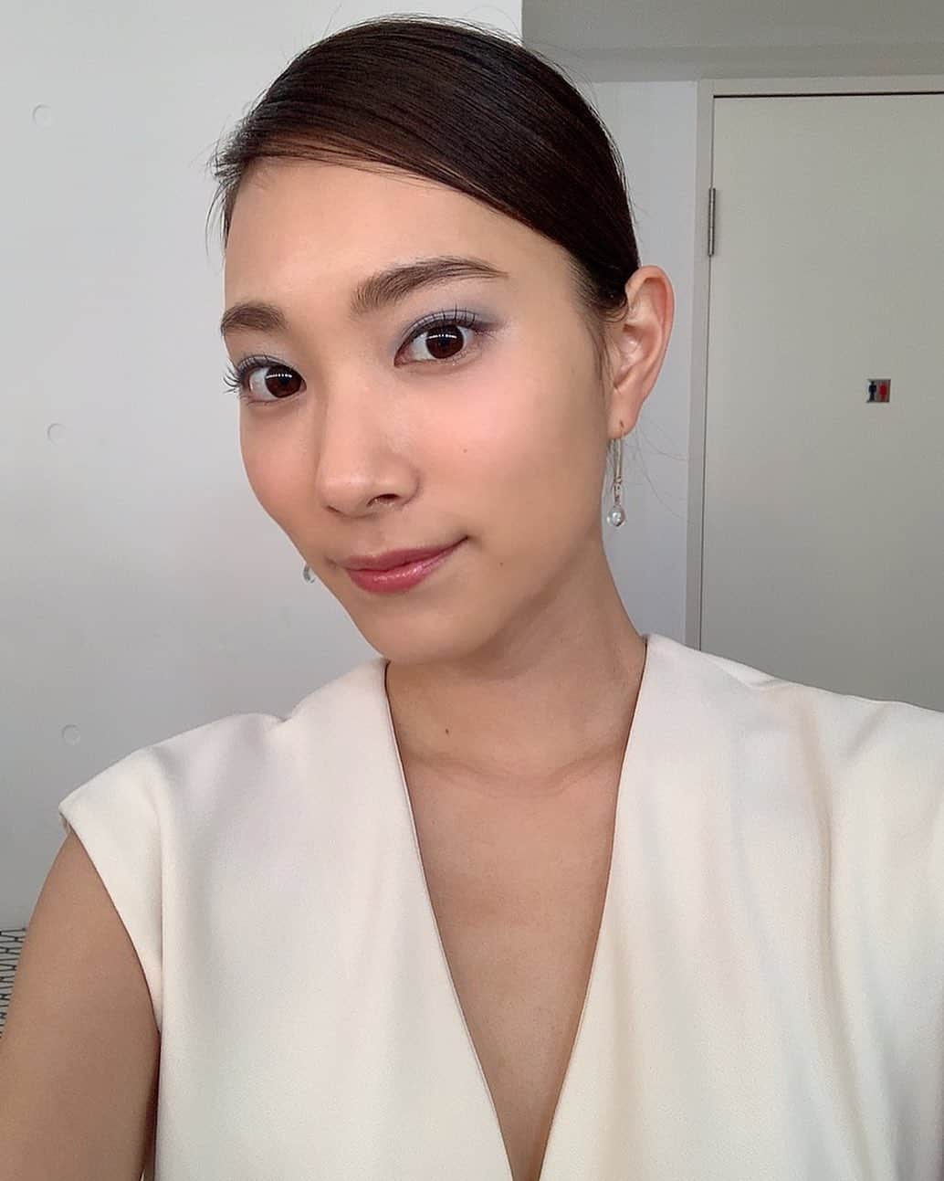 横川莉那のインスタグラム：「. 数ヶ月前にさせて頂いたお仕事で このコロナ禍でのマスク生活ですが 発刊後にリップが完売したって 昨日現場で聞いて とっても嬉しかったなぁ😌✨ 私の活力もUP💪♡ . . #この仕事が好き」