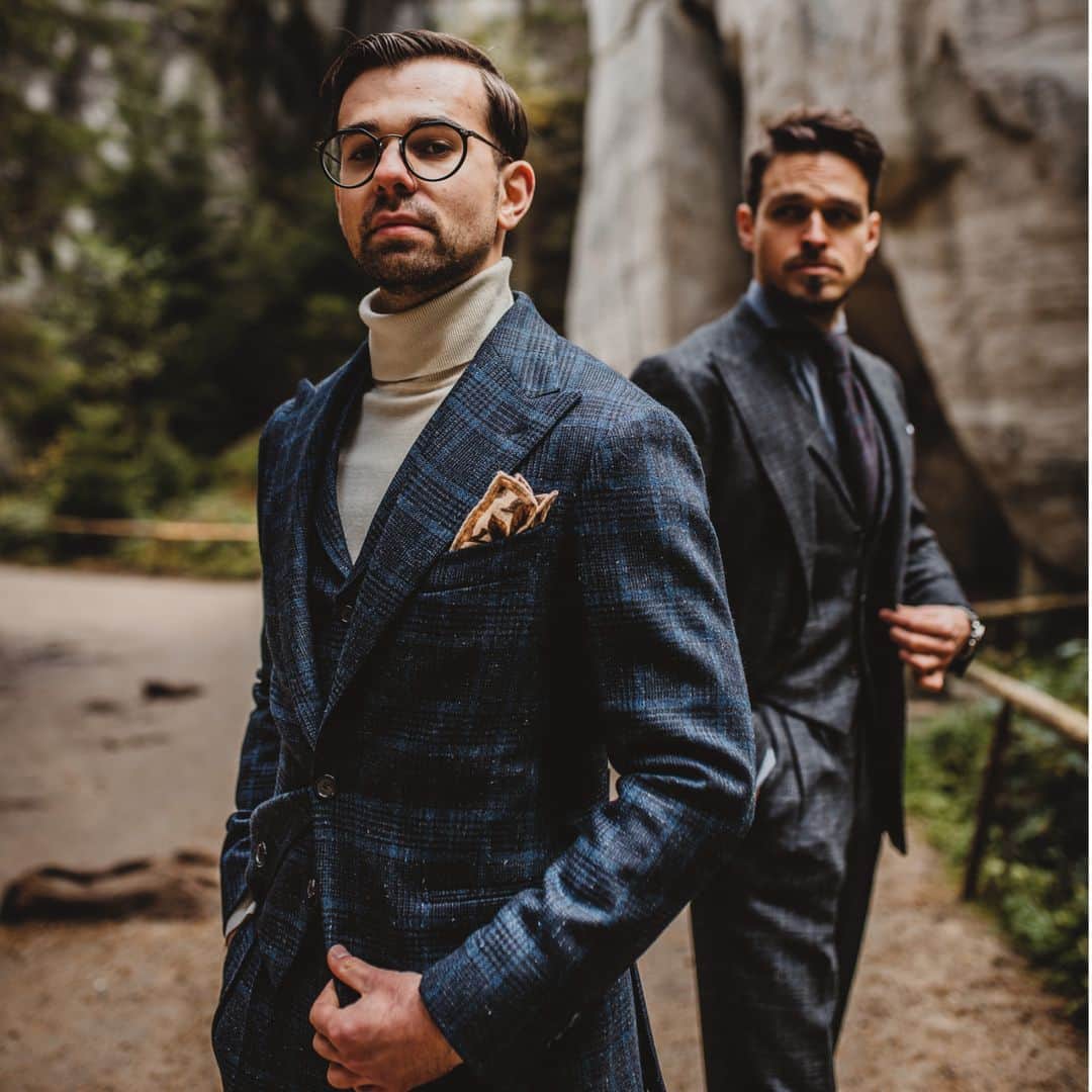 ドーメルさんのインスタグラム写真 - (ドーメルInstagram)「Both of these 2 suits are 3 pieces, the slight differences between them are stacked pockets and the trousers' cut, which make the grey suit less formal than the blue one.⁣ Cloth Woodland, references 414006 & 414009⁣ .⁣ .⁣ .⁣ @buczynski_tailoring⁣ 📸by @ofierzynka⁣ .⁣ .⁣ .⁣ #suits #ootd #luxurycloth #woodland #collaboration #menstyle」12月22日 22時54分 - dormeuil1842