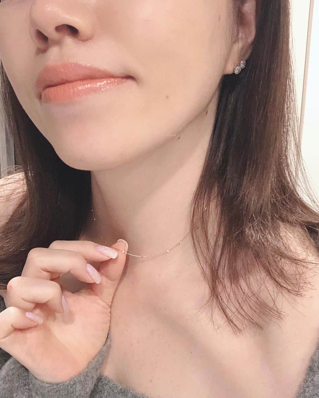 山脇道子のインスタグラム：「💎 肌の上にぴたりとくっついて キラキラと輝く 繊細なネックレス✨ @ahkah_official  これひとつの日も✨ 重ね付けしても楽しめる シンプルさが好き❣️  伊勢丹新宿店で31日まで POP UP開催中なので この機会に是非🧚🏻‍♀️ #AHKAH #アーカー #AHKAHAD」
