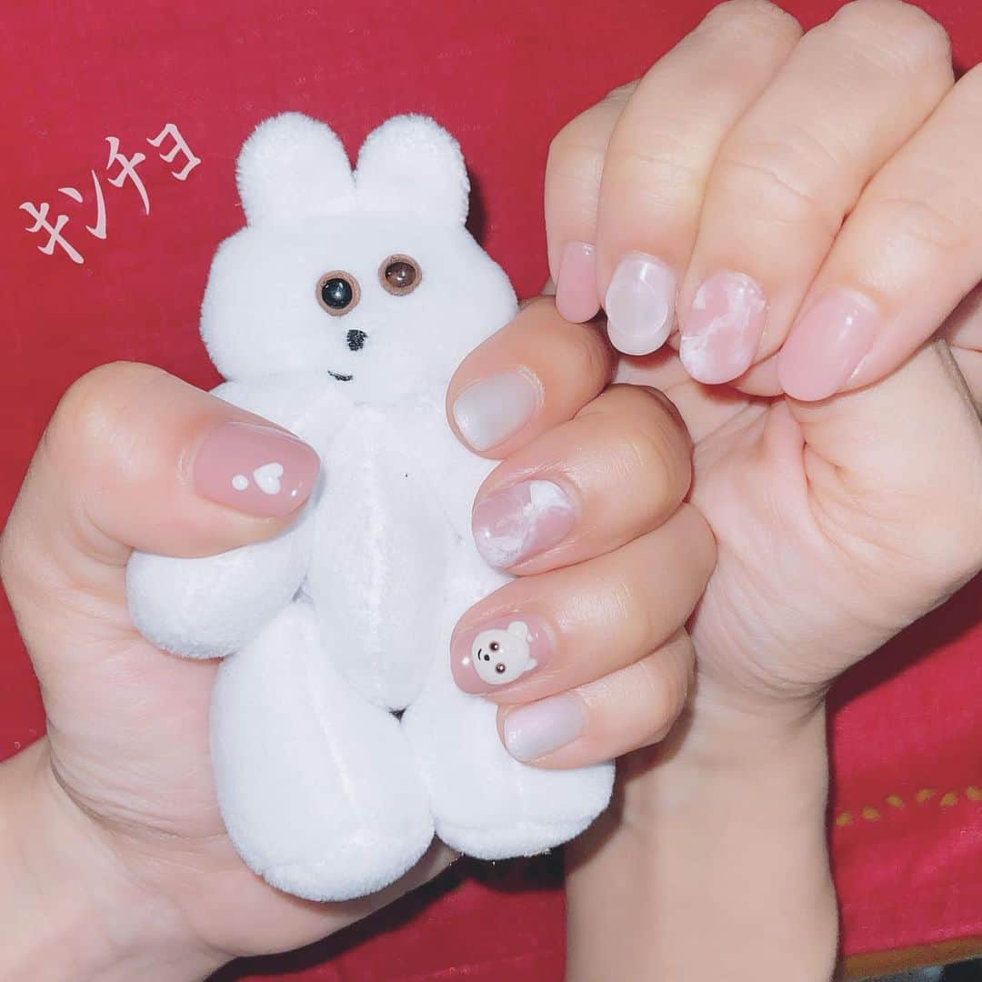 月野もあさんのインスタグラム写真 - (月野もあInstagram)「💓  だいぶ前になるんだけど、 そう言えばくまきちネイル してもらいました！！！  ピンクと白のマーブルも可愛い〜🍼  とてもお気に入り〜🤍  #くまきち #くまきちネイル #ネイル」12月22日 22時55分 - moa_tsukino