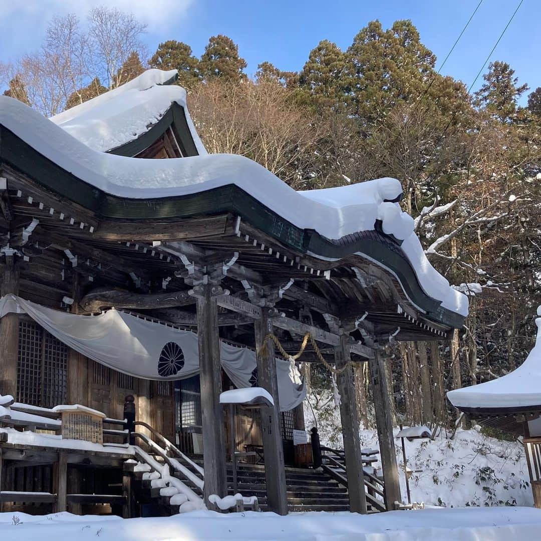 vo_coさんのインスタグラム写真 - (vo_coInstagram)「☃️ 先日、毎年恒例の戸隠まで蕎麦を食べに行ってきました 直前の大雪情報に怯まず進んだら、着いた直後に晴れるという奇跡 麺類大好き小僧も大満足でした 来年もまたよろしくお願いします！」12月22日 22時56分 - vo_co