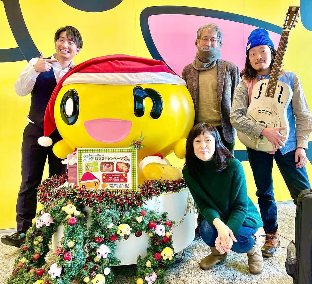 福田太郎のインスタグラム：「聖夜を一緒に楽しみましょ？🎅🎄 クリスマスイブの夜に、朗読劇を生配信します！ 物語の舞台は、古き良き時代の、札幌の街。 『すすきのを爪弾く　聖夜の憂哀歌（ブルース）』 ⠀ 札幌座の斎藤歩さんが脚本・演出を手掛けた人気作！ ギタリストの山木将平さんが奏でる音色は圧巻です！ ⠀ そして僕も、再び舞台に上がらせて頂きます😆 素敵なクリスマスイブを一緒に過ごしましょう☃️ ⠀ 明後日20時開演！絶賛チケット発売中です！ #HTBオンライン劇場 のホームページからどうぞ🙋‍♂️ #札幌座 #斎藤歩 さん #西田薫 さん #山木将平 さん #俳優 #役者 に憧れる #アナウンサー #福田太郎 #朗読劇 #演劇 #協賛 #ABEMAプレミアム #北海道 #札幌 #すすきの #クリスマス #クリスマスイブ」