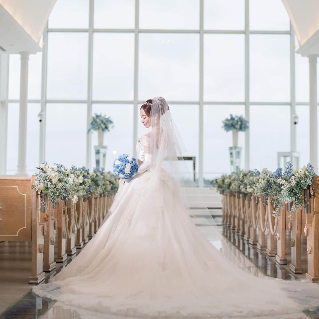 水紀華さんのインスタグラム写真 - (水紀華Instagram)「🌹﻿ ﻿ ﻿ 【結婚式までの美容習慣】﻿ ﻿ ﻿ 遠目の写真でも﻿ お肌がツルピカに光っているのがわかる💕😍﻿ ﻿ ﻿ ﻿ ．﻿ ．﻿ ﻿ ﻿ 普段から、﻿ 定期的に美容室やエステでケアをしたり﻿ アーユルヴェーダトリートメントでデトックスをしたり…﻿ ﻿ お家でも、﻿ マッサージ・ヨガ・ストレッチ﻿ 丁寧なこだわりスキンケアなどをしているため﻿ ﻿ ﻿ 『結婚式のために！』と特別なことは﻿ 特にしなかったです(*^^*)﻿ ﻿ 普段よりは気合を入れましたが﻿ 取り組んだことは変わらず✨﻿ 　﻿ ﻿ ﻿ ﻿ ﻿ ﻿ 〜習慣にしていること〜﻿ ﻿ 【外】﻿ 🌹3週間に1回の髪質改善﻿ 🌹3週間に1回のヘアカラー﻿ 🌹2週間に1回のエステ﻿ 🌹4週間に1回のネイルケア﻿ 🌹2週間に1回の陶肌トリートメント（ハーブピーリング）﻿ 🌹2週間に1回のアーユルヴェーダデトックス﻿ 🌹週1の痩身マシン﻿ 🌹月1の歯垢除去﻿ ﻿ ﻿ ﻿ 【お家で】﻿ 🌹こだわりのスキンケア﻿ 🌹こだわりのヘアケア﻿ 🌹こだわりのメイク用品で化粧﻿ 🌹脚、顔のマッサージ﻿ 🌹体質にあった食事﻿ 🌹薬膳の活用﻿ 🌹ストレッチ﻿ 🌹ヨガ﻿ 🌹思考の改善﻿ ﻿ ﻿ 【＋α】﻿ 🌹様々な講座に通う﻿ 🌹毎日本を読む﻿ 🌹勉強する﻿ ﻿ ﻿ ﻿ ●ハーブピーリング﻿ ●アーユルヴェーダデトック﻿ ●痩身マシン﻿ ﻿ 全て私が経営している﻿ @cocomin_hanaでできます😍﻿ ﻿ ﻿ ﻿ ﻿ ﻿ ﻿ ﻿ ．﻿ ．﻿ ﻿ 【リバウンドなし7年目﻿ 食事で気をつけていること💡】﻿ ﻿ ﻿ 細かいところを意識して﻿ 老廃物が溜まりにくい﻿ 食事にするようにしている。﻿ ﻿ ﻿ ﻿ 1、米は胚芽米﻿ 2、お菓子は買わない。自分で作る﻿ 3、お菓子食べるならご飯を食べる﻿ 4、1日●食に拘らない﻿ 5、食べたい時に食べる﻿ 6、時間なども気にしない﻿ 7、添加物をとらない﻿ 8、調味料や食材の質にこだわる﻿ 9、レモン水を飲む﻿ 10、ホエイプロテインを飲む﻿ 11、何よりも楽しく食事をする﻿ 12、サプリメントの活用﻿ ﻿ ﻿ ﻿ ﻿ よく﻿ 『1日何食食べますか？』﻿ とか﻿ 『朝と昼は何食べますか？』﻿ と聞かれますが﻿ ﻿ ﻿ ●そもそも、ロボットではなく﻿ その日によって体調が違うのが人間なんだから﻿ 機械的な食事はしていない。﻿ 機械的な食事をするようになるから﻿ 身体のめぐりが悪くなり太りやすくなる﻿ 『1日○食』というなどという決まりは持っていない﻿ ﻿ ﻿ ●朝はプロテイン、味噌汁、自家製梅干し﻿ 昼は基本的に夜のような食事﻿ ﻿ ﻿ ﻿ ．﻿ ．﻿ ﻿ ﻿ 東洋医学を7年学んでいて﻿ それを元に体質改善・エステサロンを﻿ 経営しています。﻿ ﻿ ﻿ お客様により良いものを提供するために﻿ 日々、自分の身体で試して﻿ 結果が出たもの＆良いものを﻿ SNSでは紹介しています🙌﻿ ﻿ ﻿ ﻿ ﻿ ﻿ ﻿ ﻿ ﻿ ﻿  #ダイエット #ダイエットメニュー #ダイエット記録 #ダイエット方法 #ダイエット生活 #ダイエット食事 #ダイエット飯 #ダイエット部 #ダイエット花嫁 #ダイエット日記 #ダイエット垢 #ダイエット公開 #公開ダイエット #公開ダイエット日記 #小顔 #宅トレ #宅トレ女子 #宅トレ動画 #宅トレメニュー #体質改善ダイエット #体質改善 #体質改善プログラム 　#顔痩せ　#プレ花嫁　#花嫁日記　　#肌荒れ改善﻿ ﻿ ﻿」12月22日 22時58分 - mizuki_ah