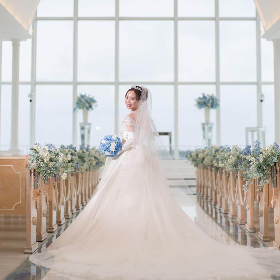 水紀華さんのインスタグラム写真 - (水紀華Instagram)「🌹﻿ ﻿ ﻿ 【結婚式までの美容習慣】﻿ ﻿ ﻿ 遠目の写真でも﻿ お肌がツルピカに光っているのがわかる💕😍﻿ ﻿ ﻿ ﻿ ．﻿ ．﻿ ﻿ ﻿ 普段から、﻿ 定期的に美容室やエステでケアをしたり﻿ アーユルヴェーダトリートメントでデトックスをしたり…﻿ ﻿ お家でも、﻿ マッサージ・ヨガ・ストレッチ﻿ 丁寧なこだわりスキンケアなどをしているため﻿ ﻿ ﻿ 『結婚式のために！』と特別なことは﻿ 特にしなかったです(*^^*)﻿ ﻿ 普段よりは気合を入れましたが﻿ 取り組んだことは変わらず✨﻿ 　﻿ ﻿ ﻿ ﻿ ﻿ ﻿ 〜習慣にしていること〜﻿ ﻿ 【外】﻿ 🌹3週間に1回の髪質改善﻿ 🌹3週間に1回のヘアカラー﻿ 🌹2週間に1回のエステ﻿ 🌹4週間に1回のネイルケア﻿ 🌹2週間に1回の陶肌トリートメント（ハーブピーリング）﻿ 🌹2週間に1回のアーユルヴェーダデトックス﻿ 🌹週1の痩身マシン﻿ 🌹月1の歯垢除去﻿ ﻿ ﻿ ﻿ 【お家で】﻿ 🌹こだわりのスキンケア﻿ 🌹こだわりのヘアケア﻿ 🌹こだわりのメイク用品で化粧﻿ 🌹脚、顔のマッサージ﻿ 🌹体質にあった食事﻿ 🌹薬膳の活用﻿ 🌹ストレッチ﻿ 🌹ヨガ﻿ 🌹思考の改善﻿ ﻿ ﻿ 【＋α】﻿ 🌹様々な講座に通う﻿ 🌹毎日本を読む﻿ 🌹勉強する﻿ ﻿ ﻿ ﻿ ●ハーブピーリング﻿ ●アーユルヴェーダデトック﻿ ●痩身マシン﻿ ﻿ 全て私が経営している﻿ @cocomin_hanaでできます😍﻿ ﻿ ﻿ ﻿ ﻿ ﻿ ﻿ ﻿ ．﻿ ．﻿ ﻿ 【リバウンドなし7年目﻿ 食事で気をつけていること💡】﻿ ﻿ ﻿ 細かいところを意識して﻿ 老廃物が溜まりにくい﻿ 食事にするようにしている。﻿ ﻿ ﻿ ﻿ 1、米は胚芽米﻿ 2、お菓子は買わない。自分で作る﻿ 3、お菓子食べるならご飯を食べる﻿ 4、1日●食に拘らない﻿ 5、食べたい時に食べる﻿ 6、時間なども気にしない﻿ 7、添加物をとらない﻿ 8、調味料や食材の質にこだわる﻿ 9、レモン水を飲む﻿ 10、ホエイプロテインを飲む﻿ 11、何よりも楽しく食事をする﻿ 12、サプリメントの活用﻿ ﻿ ﻿ ﻿ ﻿ よく﻿ 『1日何食食べますか？』﻿ とか﻿ 『朝と昼は何食べますか？』﻿ と聞かれますが﻿ ﻿ ﻿ ●そもそも、ロボットではなく﻿ その日によって体調が違うのが人間なんだから﻿ 機械的な食事はしていない。﻿ 機械的な食事をするようになるから﻿ 身体のめぐりが悪くなり太りやすくなる﻿ 『1日○食』というなどという決まりは持っていない﻿ ﻿ ﻿ ●朝はプロテイン、味噌汁、自家製梅干し﻿ 昼は基本的に夜のような食事﻿ ﻿ ﻿ ﻿ ．﻿ ．﻿ ﻿ ﻿ 東洋医学を7年学んでいて﻿ それを元に体質改善・エステサロンを﻿ 経営しています。﻿ ﻿ ﻿ お客様により良いものを提供するために﻿ 日々、自分の身体で試して﻿ 結果が出たもの＆良いものを﻿ SNSでは紹介しています🙌﻿ ﻿ ﻿ ﻿ ﻿ ﻿ ﻿ ﻿ ﻿ ﻿  #ダイエット #ダイエットメニュー #ダイエット記録 #ダイエット方法 #ダイエット生活 #ダイエット食事 #ダイエット飯 #ダイエット部 #ダイエット花嫁 #ダイエット日記 #ダイエット垢 #ダイエット公開 #公開ダイエット #公開ダイエット日記 #小顔 #宅トレ #宅トレ女子 #宅トレ動画 #宅トレメニュー #体質改善ダイエット #体質改善 #体質改善プログラム 　#顔痩せ　#プレ花嫁　#花嫁日記　　#肌荒れ改善﻿ ﻿ ﻿」12月22日 22時58分 - mizuki_ah