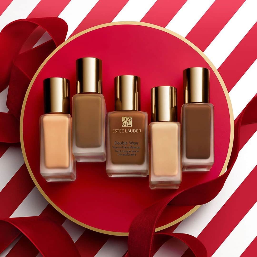 エスティローダーのインスタグラム：「The holidays are all about ❤ Gift your most-loved #foundation to those you love this #holiday season.🎁 With 24-hour long wear and a life-proof matte finish, we know they’ll love a #gift of #DoubleWear Stay-In-Place Makeup too. #GiftWonderland #EsteeWishlist」