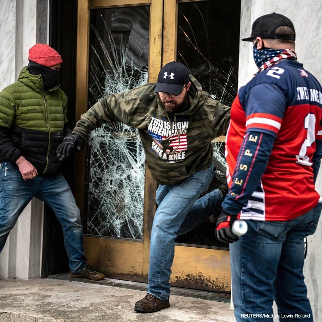 ABC Newsさんのインスタグラム写真 - (ABC NewsInstagram)「Far-right protesters break the door to the Capitol building during a protest against restrictions to prevent the spread of coronavirus in Salem, Oregon, December 21, 2020. #oregon #protest #coronavirus」12月22日 23時00分 - abcnews