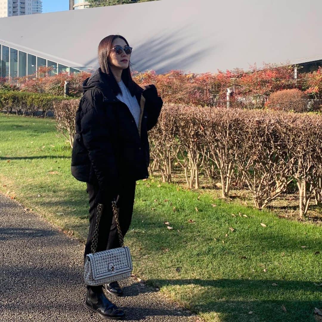 亀恭子のインスタグラム：「@6x1copenhagen_  のダウンジャケット。  コクーンなボリュームシルエットが可愛い❤︎  〝ミニマリストのトラベルアウター〟がコンセプトで  アウター自体がバックになるとは過言ではないくらい、 ポケットが沢山あって機能的。 自宅で洗濯可能。  デザイン・機能性に更に、 未来の地球の為にリサイクルダウンの採用にも積極的なブランド。  実に魅力的です。  ちなみに… お袖の延長上に見えるのはお袖ではなく、 フィンガーレスのロングニットグローブ。 けっこう便利です^ ^  それにしても最近blackが多い。 結局一番落ち着く好きな色。  someday's… #fashion #ootd #kkstyle #tokyo #kamescloset #jacket #sixbyonecopenhagen #knit #madisonblue #pants #colpierrot #deuxiemeclasse #bag #bottegaveneta #shoes #churchs #winter #december」