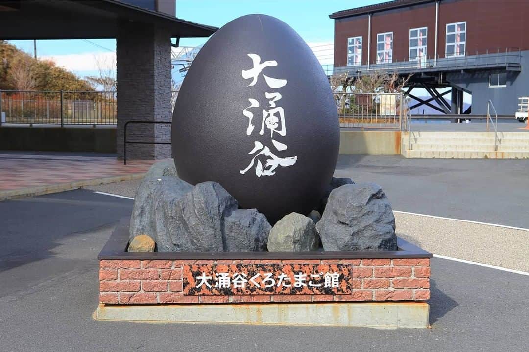 All Nippon Airwaysさんのインスタグラム写真 - (All Nippon AirwaysInstagram)「Owakudani eggs get their uniquely black color from being boiled in natural hot springs. Would you try one? 🥚 #Hakone」12月22日 23時00分 - allnipponairways