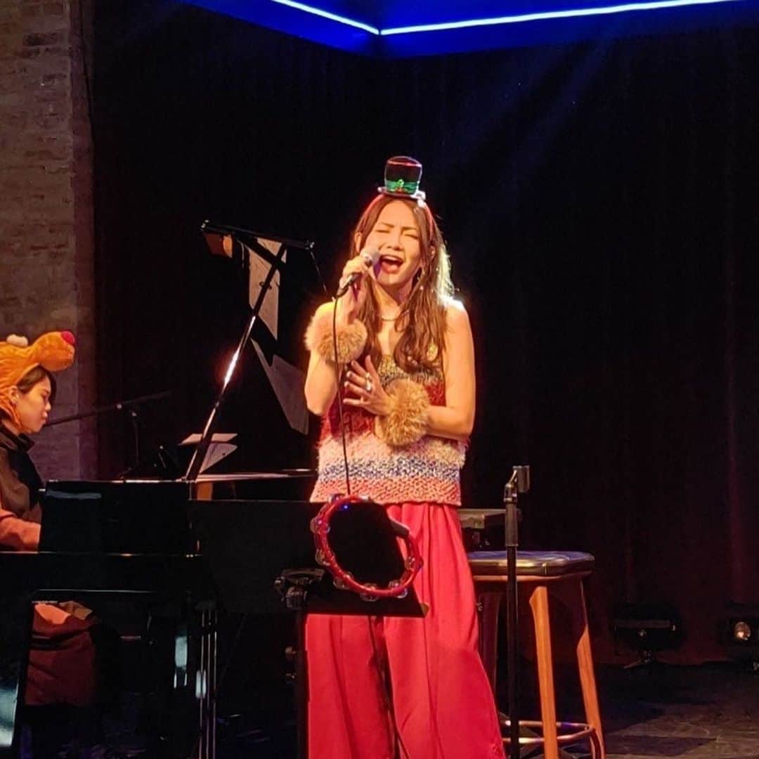 宮本美季のインスタグラム：「今夜のスペシャルクリスマスライブ、配信見てくれた方ありがとうございましたー！！ギャルズバンド最高❤️来年も計画しちゃおっと😏年内はあと残すところ一つ。「Song  Closet vol.5」26日、ぜひ見てねー！！」