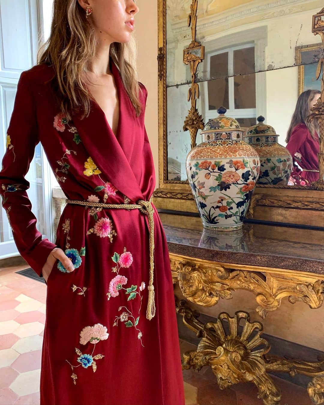 Monique Lhuillierのインスタグラム：「Home for the Holidays ♥️✨ #moniquelhuillier」