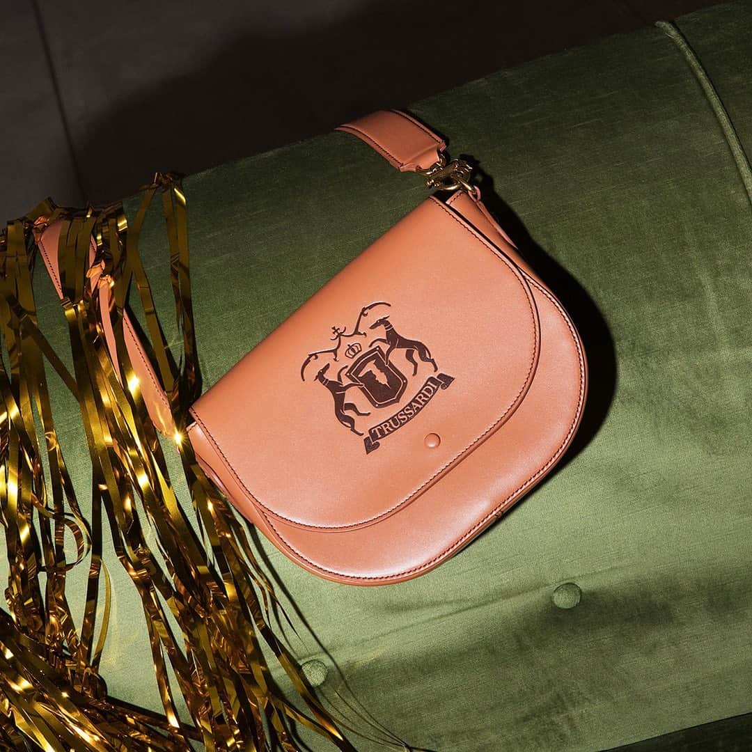 トラサルディのインスタグラム：「A cute accessory to keep you company  #Trussardi #accessories #bag #crossbodybag #holidays #xmas #gift」
