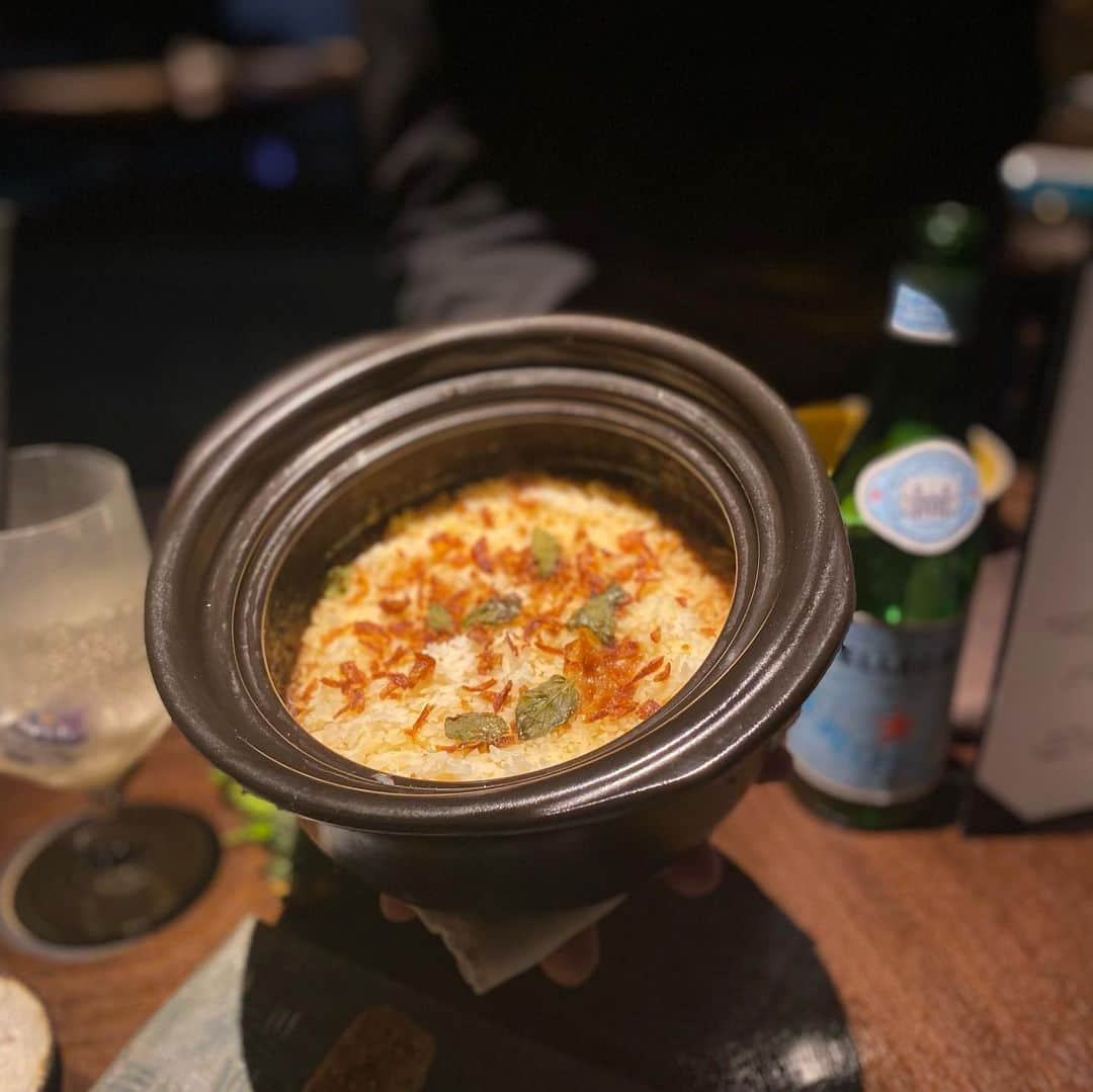 山﨑 薫さんのインスタグラム写真 - (山﨑 薫Instagram)「🇮🇳インドへの旅🇮🇳 美味しいもの食べるの大好きな @i.momoko ちゃんと、グルメ会😍  桃ちゃんが連れて行ってくれた銀座のスパイスレストランがもう感動で✨✨  美味しいものを食べて一緒に感動できる人とのお食事は、幸福感が倍増☺️  最初にウェイターさんが「今日はインドの旅に出て頂きます」という説明から始まり、様々なスパイスが独特のセンスで組み合わされたお料理は、一皿一皿、口に運ぶのが楽しすぎて終始、高揚してました。  クッションみたいなお皿に鎮座する宝石のような前菜も、絶妙な火入れのクエも、人生でいちばんと思ったラムチョップも、海鮮たっぷりのビリヤニも、ぜんぶぜんぶ味わい深い記憶に残るお料理です。  ここは、ぜひ美味しいもの好きな人たちと再訪したい❗️  桃ちゃん、素敵な夜をありがとう😍  #スパイスラボトーキョー  #スパイスラボ #銀座ディナー #会食　にも使えます。 #個室　もあったよ。」12月22日 23時14分 - kaoruyamazaki906