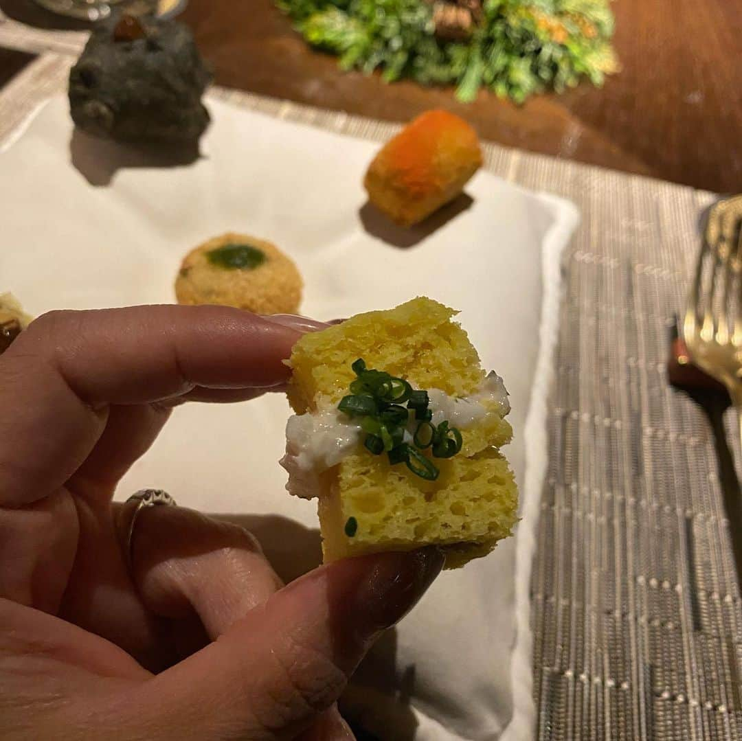 山﨑 薫さんのインスタグラム写真 - (山﨑 薫Instagram)「🇮🇳インドへの旅🇮🇳 美味しいもの食べるの大好きな @i.momoko ちゃんと、グルメ会😍  桃ちゃんが連れて行ってくれた銀座のスパイスレストランがもう感動で✨✨  美味しいものを食べて一緒に感動できる人とのお食事は、幸福感が倍増☺️  最初にウェイターさんが「今日はインドの旅に出て頂きます」という説明から始まり、様々なスパイスが独特のセンスで組み合わされたお料理は、一皿一皿、口に運ぶのが楽しすぎて終始、高揚してました。  クッションみたいなお皿に鎮座する宝石のような前菜も、絶妙な火入れのクエも、人生でいちばんと思ったラムチョップも、海鮮たっぷりのビリヤニも、ぜんぶぜんぶ味わい深い記憶に残るお料理です。  ここは、ぜひ美味しいもの好きな人たちと再訪したい❗️  桃ちゃん、素敵な夜をありがとう😍  #スパイスラボトーキョー  #スパイスラボ #銀座ディナー #会食　にも使えます。 #個室　もあったよ。」12月22日 23時14分 - kaoruyamazaki906