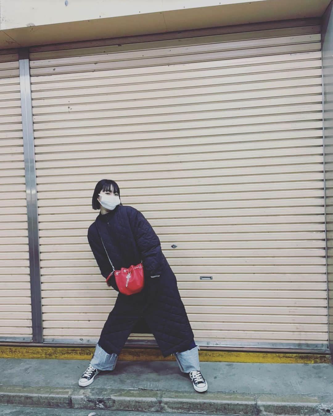 重留真波のインスタグラム：「・ 久しぶりの写真！ クリスマスが近くなると 赤い鞄を持ちたくなる私…笑 私は元気ですー！ 26歳も楽しく過ごしてます！！  photo by @takemi_fujii    #viviennewestwood #マスクは絶対」