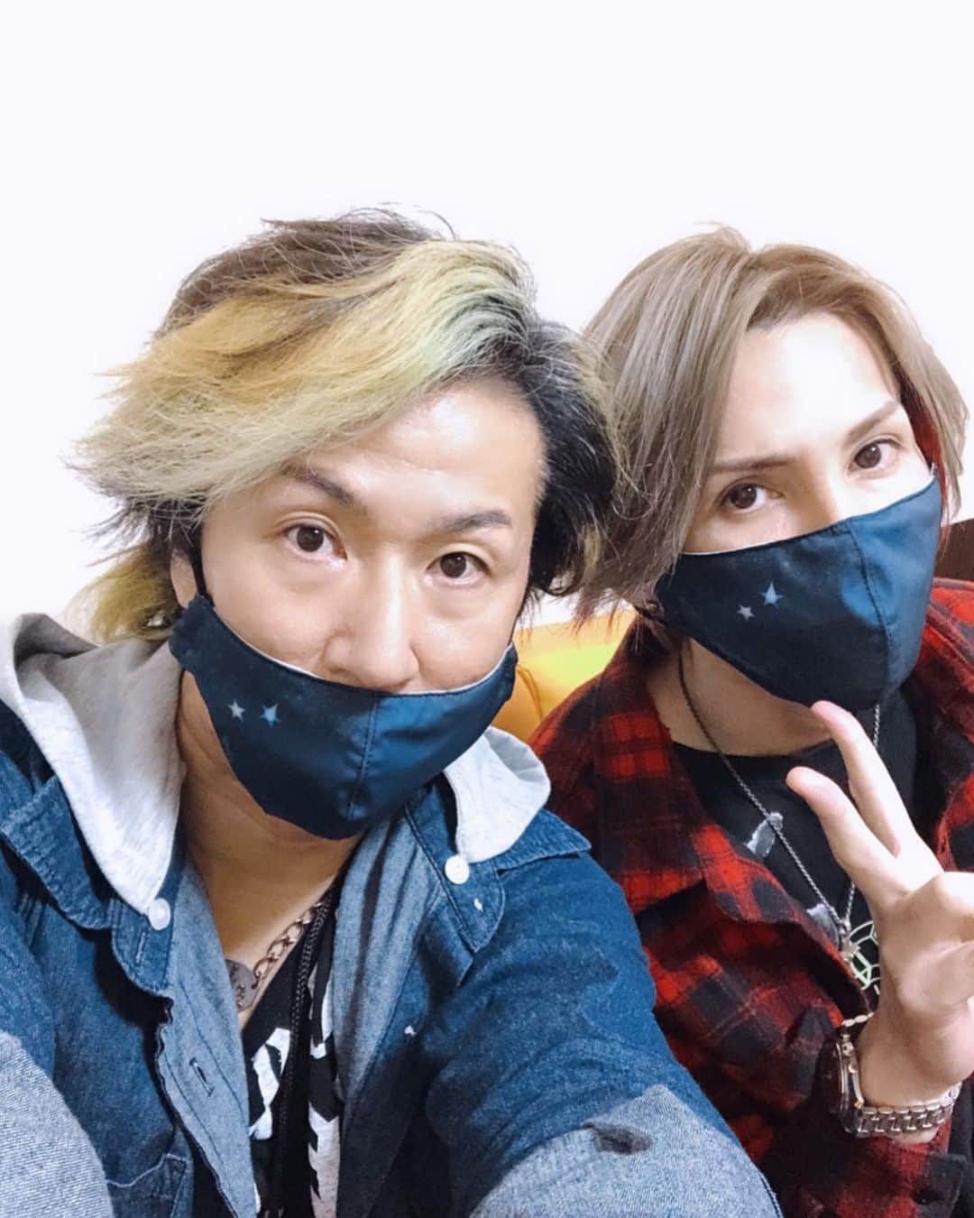 のインスタグラム：「うちのNao-Aことyu+kiのツイキャス配信のゲスト出演しました😃  なんかいっぱい話しちゃったな〜☺️  今日の話で分かったことは、yu+kiも僕も真面目に一生懸命音楽をやっているってことかな！  生きていく為に別に無くても困らない物、音楽。でも無いとつまらないのが音楽。 場面場面で人生を彩ってくれる音楽。 別に無くても死ぬ事はない音楽。 だけど無いと寂しいのが音楽。  そんな音楽に助けられたり、魅了されたりする人も数知れず。  だからみんな音楽に取り憑かれ、真面目に音を追求していくのでしょう。  僕らもその1人。  音楽を知ってしまったら、どんな形であろうと一生音楽から離れる事はできないのかもね。  だから僕はこれからも僕の音楽を作っていくのだろう。 自分の為、戦国時代の為、集まってくれた仲間の為、喜んでくれるみんなの為。 生きた証を残す為？  そんなことを感じられたツイキャス配信だったよ、yu+kiありがとう。  みんなも見てくれてありがとう。  26日は限定ではありますが忘年会配信があるので今年の〆に楽しんでもらえたら嬉しいです。  いよいよ2020年が終わるねぇ〜😌」