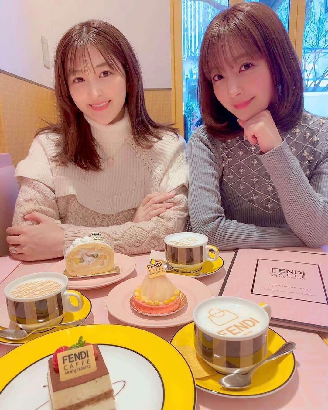 のインスタグラム：「全てが可愛くてインスタ映えるはずなのになかなか上手くインスタ映えな写真が撮れなくて苦労した3人😹 FENDICAFEということでFENDIのニットを着て行ったよ😊💓 #fendicafe #fendi #表参道 #アニヴェルセル表参道」