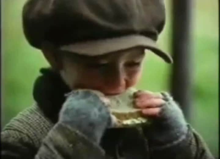 ValGarlandのインスタグラム：「Staying cosy, counting down the days....  #Hovis #VintageAd」