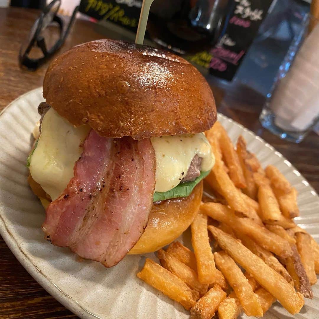 みずしな孝之のインスタグラム：「蒲田 カクメイバーガーの ベーコンチーズバーガー。 肉が肉肉しくて好み。ベーコンも旨味いっぱいでおいしかった！」