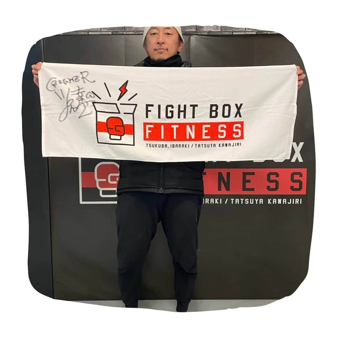 川尻達也のインスタグラム：「Fight Box Fitnessオリジナルタオルの販売始めました！ サイン入りもあります。 ラジオ100回記念にみんな買ってねー！！！ 他にもグッズあります。 よろしくお願いします！ プロフィールから飛べます！ https://fightbox.thebase.in/  #つくば #研究学園 #学園の森 #フィットネス #ダイエット #キックボクシング #格闘技 #ストレス発散 #運動不足解消 #初めての人のための格闘技フィットネス #並木 #並木ショッピングセンター #土浦 #茨城県 #フィットネスジム #格闘技フィットネス #FightBoxFitness #FBF #ファイトボックスフィットネス #川尻達也 #RIZIN #UFC」