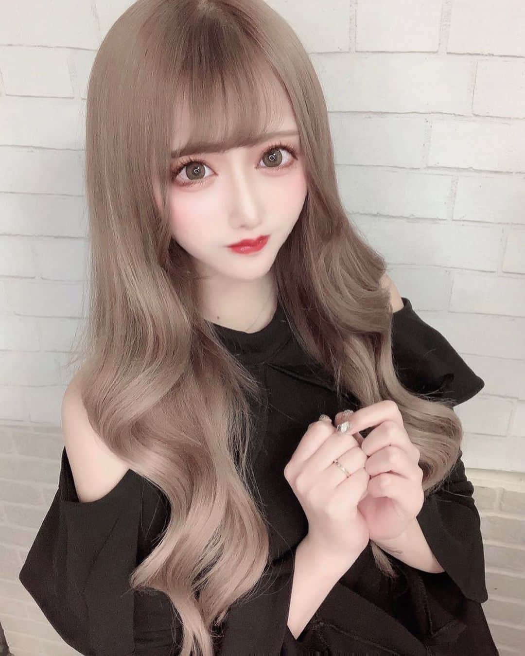 mireiさんのインスタグラム写真 - (mireiInstagram)「. 年内ラスト(@ankhcross_shibuya)行ってきた👱🏻‍♀️🎀 トリートメント本当に凄いから髪の毛とぅるんとぅるんなった🪞🎶 髪色もまた絶妙カラーしてもらった👶🏻❕  いつも可愛いくしてくれて凄いのです🥲♥︎  担当はまさきくん(@masaki_ankhcross )です🎀  わたしのインスタ見た♡でまさきくん指名だと 特別割引あるのでDMしてみてください💌♡ . #ロアエクステジョーカー　#アンククロス渋谷　#シールエクステ　#ロアエクステ #美容院 #冬カラー」12月22日 23時23分 - mirei.501