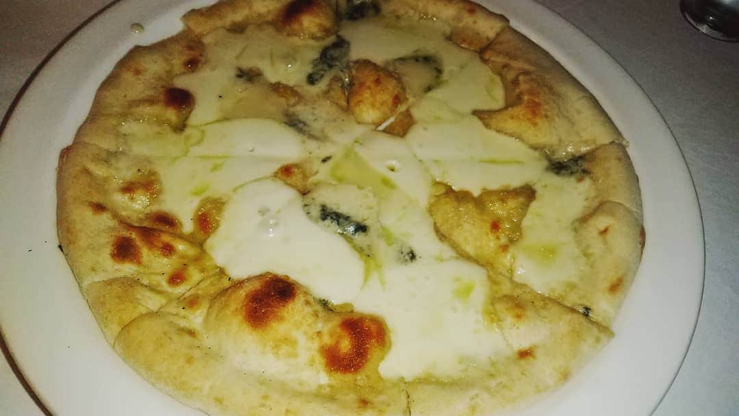 松坂南さんのインスタグラム写真 - (松坂南Instagram)「なにげにピザ好き❤️  クワトロフォルマッジ。  これに蜂蜜たっぷりかけて食べます  #love #pizza」12月22日 23時23分 - minami_matsuzaka