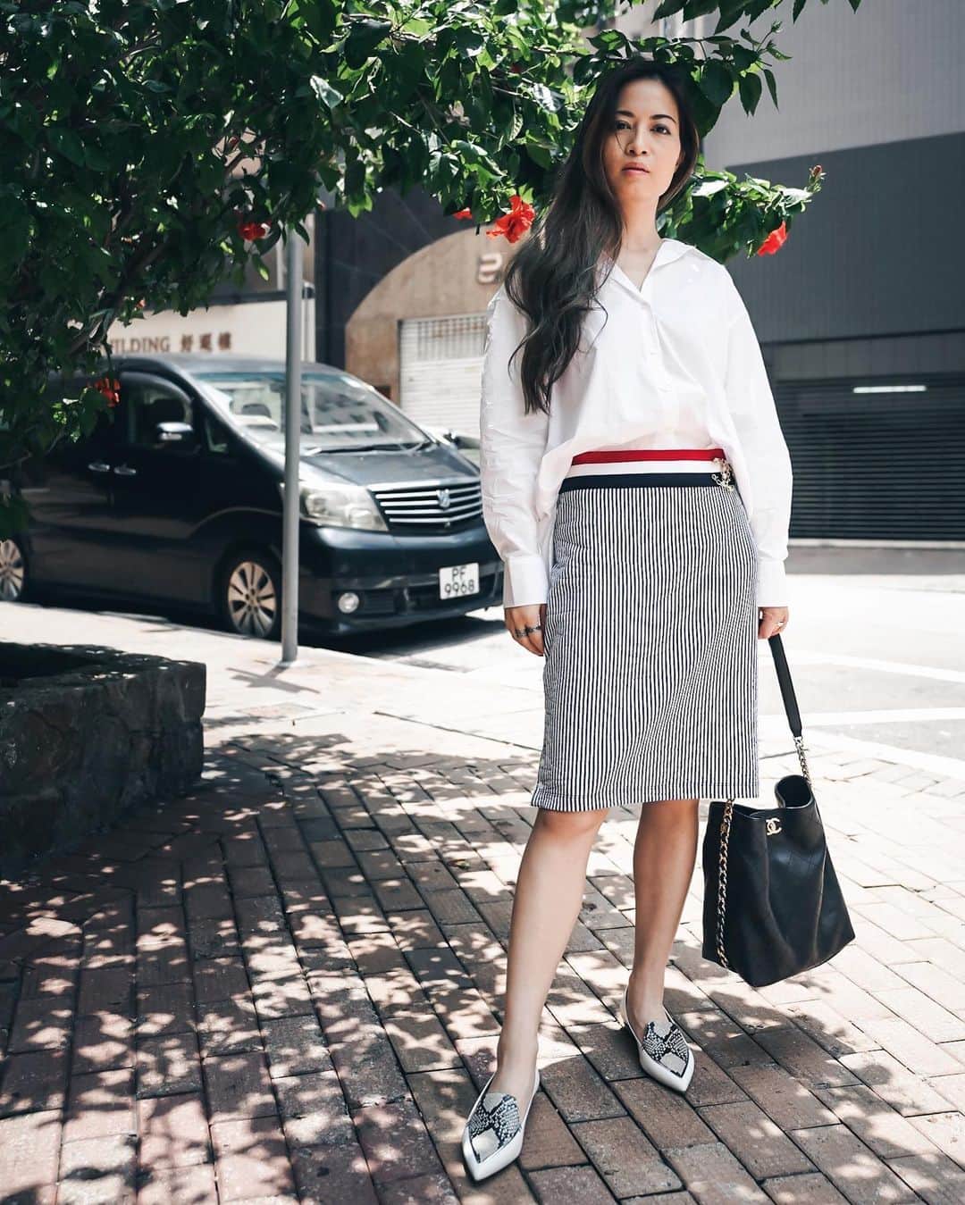 Ruby Kwanさんのインスタグラム写真 - (Ruby KwanInstagram)「Throwback to August when we have summer here. 🌞 White shirt & pencil skirt, clean and easy. I like to style my brooch on my waist. Don’t know why but think that waist is a good place for accessory. ✨ Where do you like to put your brooch on?  📷 @travisng5 Outfit: http://liketk.it/34qeg @liketoknow.it #liketkit #rougecloset」12月22日 23時16分 - rougecloset