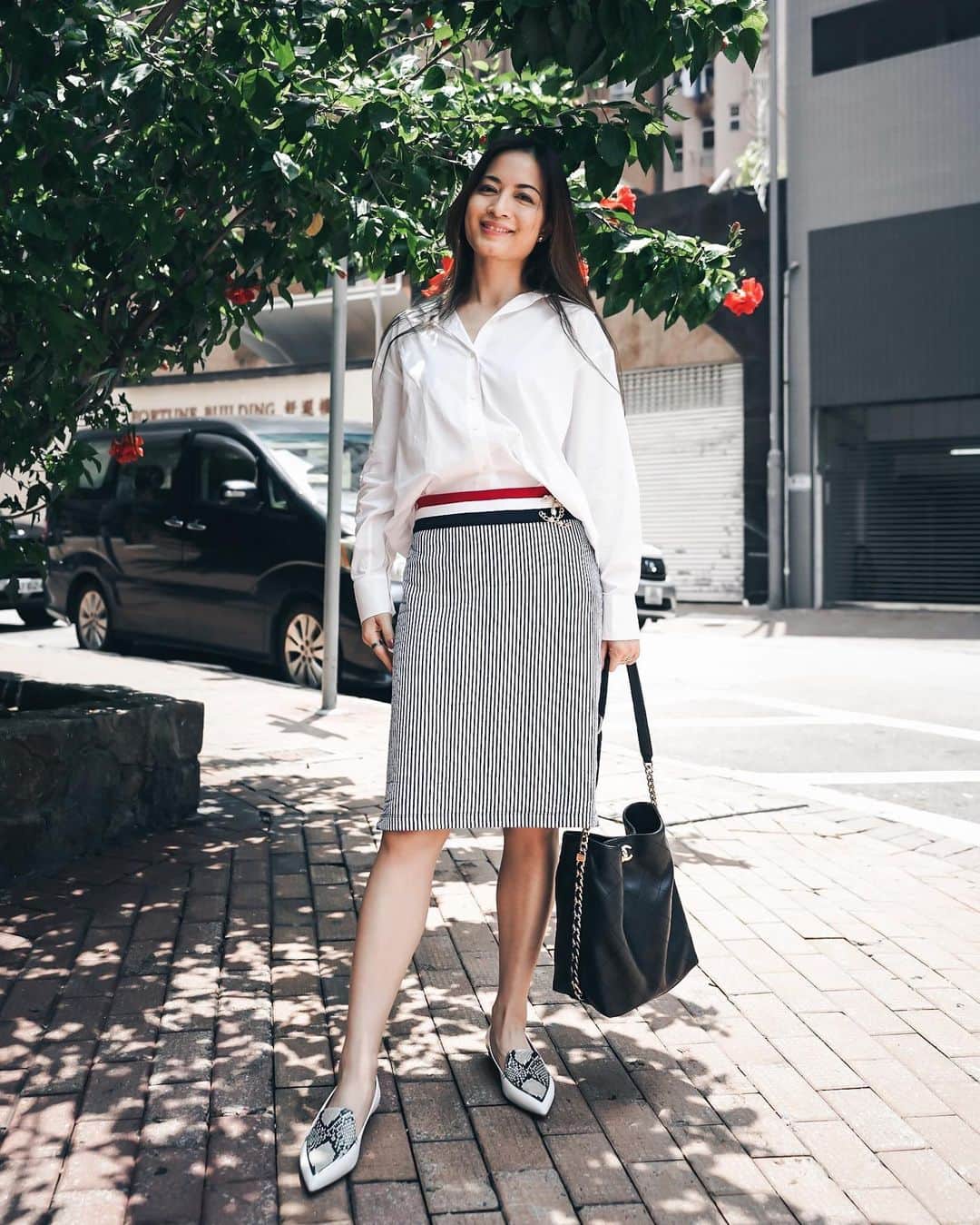 Ruby Kwanのインスタグラム：「Throwback to August when we have summer here. 🌞 White shirt & pencil skirt, clean and easy. I like to style my brooch on my waist. Don’t know why but think that waist is a good place for accessory. ✨ Where do you like to put your brooch on?  📷 @travisng5 Outfit: http://liketk.it/34qeg @liketoknow.it #liketkit #rougecloset」