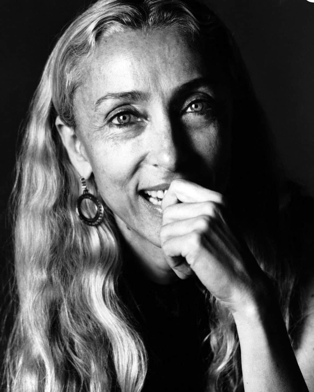 Vogueさんのインスタグラム写真 - (VogueInstagram)「“What would Franca have done?” is the question that comes to mind as we pause at the end of this tumultuous year to mark the fourth anniversary of the death of Vogue Italia’s long-time editor Franca Sozzani.  Sozzani was an editor who had the strength of her convictions. “She was fearless,” Anna Wintour has said, “imbuing Italian Vogue with deep, often controversial, moral purpose.” Sozzani dared to tackle important issues, like domestic abuse, plastic surgery, body positivity, and inclusivity. “Fashion isn’t really about clothes,” she once said. “It’s about life.”  Last year Sozzani’s son, the photographer and filmmaker Francesco Carrozzini, established the @Franca_Fund for Preventive Genomics. Today marks a new step with the launch of thefrancafund.org. Its purpose is straightforward: to explain the fund’s mission, provide resources for learning, and make the connection between the editor and the growing field of genomics. Tap the link in our bio for all of the details. Photographed by @francescocarrozzini」12月22日 23時16分 - voguemagazine