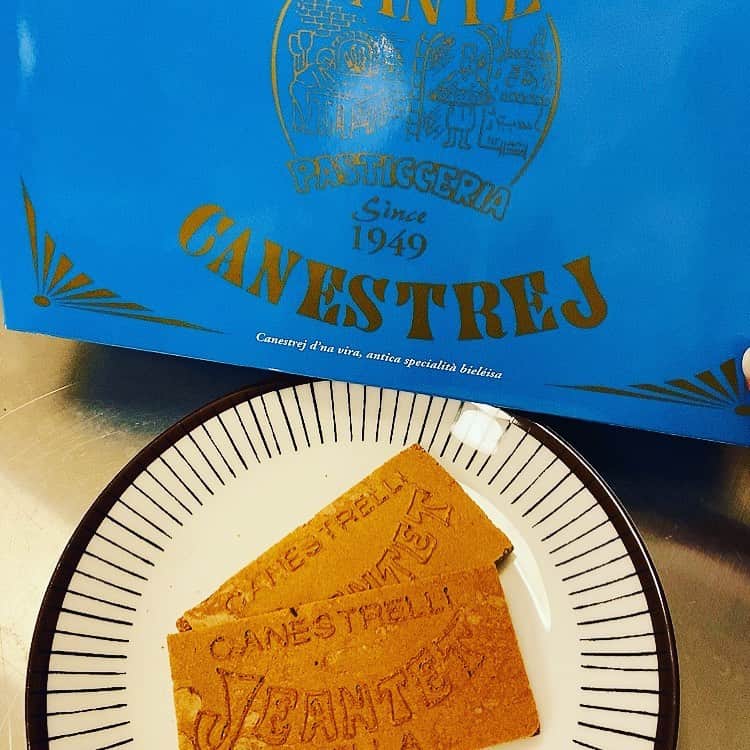 堤信子さんのインスタグラム写真 - (堤信子Instagram)「深夜のおやつ。イタリアの伝統菓子カネストレッリ。ウエハースのようなものにショコラクリームがサンドされたもの。コクがありかなり美味。老舗菓子店ジャンテで200年以上前から一枚一枚手作りされている伝統菓子です。#イタリア菓子  #ビエッラ  #深夜のおやつ」12月22日 23時17分 - nobnob1111