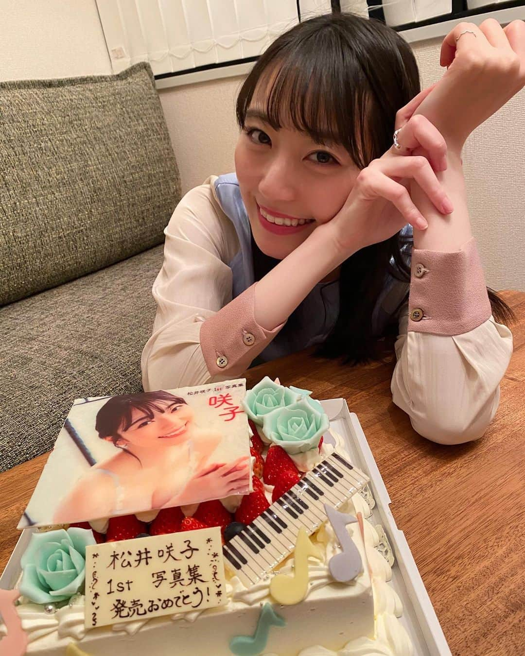 松井咲子さんのインスタグラム写真 - (松井咲子Instagram)「写真集の取材日でした！たくさんの媒体さんに来ていただき大感謝です。。いろいろお話ししてたらますます発売が楽しみになっちゃった〜！！早くみんなに届いてほしい🥰 そして素敵すぎるケーキを見て〜😚🎂  #松井咲子写真集 #1月18日発売」12月22日 23時19分 - sakiko___official