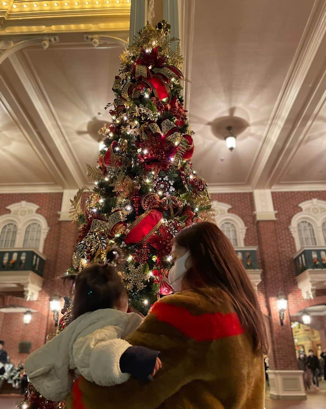 眞鍋さゆりのインスタグラム：「もーすぐクリスマス🎄 １歳の欲しいものムズイ  #christmas」