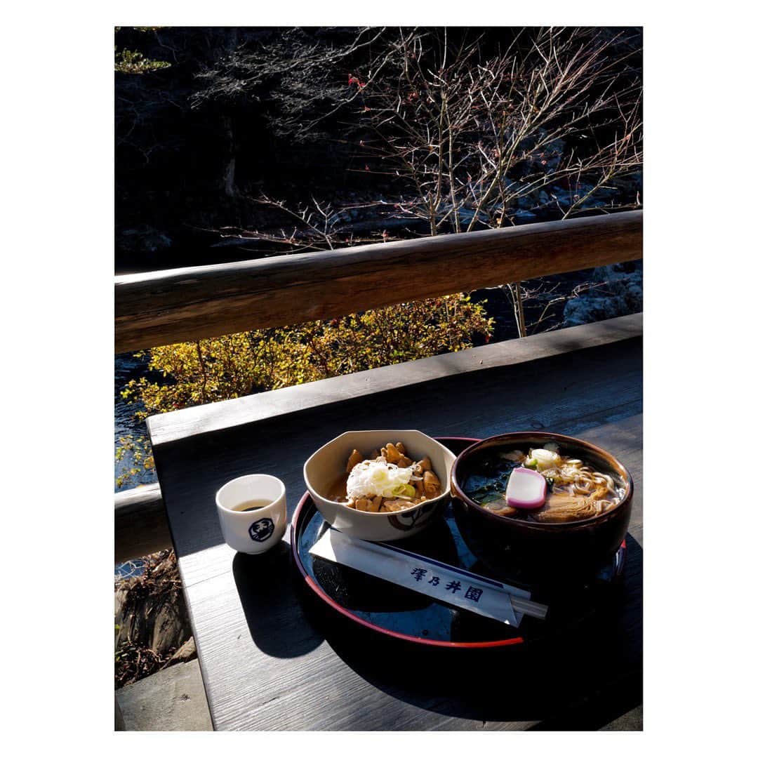 土井地恵理子さんのインスタグラム写真 - (土井地恵理子Instagram)「風の時代のはじまり🍃  大好きな人たちと 大吉方位日ってこともあって 青梅の澤乃井酒造へ🍶 電車で2時間 大人の遠足。  ここは出来立ての日本酒が おちょこ1杯200円 おかわりは100円  美味しい水でできたお蕎麦と もつ煮込みと 川を眺めながら 日本酒のみながら。 あー最高✨  関わる人もコトも だいぶ変わった今年。 そして新しい時代に突入。 心地よい選択をして 軽やかに生きていく。 わくわく❤︎  #青梅  #澤乃井酒造 #酒造 #大人の遠足 #風の時代」12月22日 23時19分 - ericodoiji