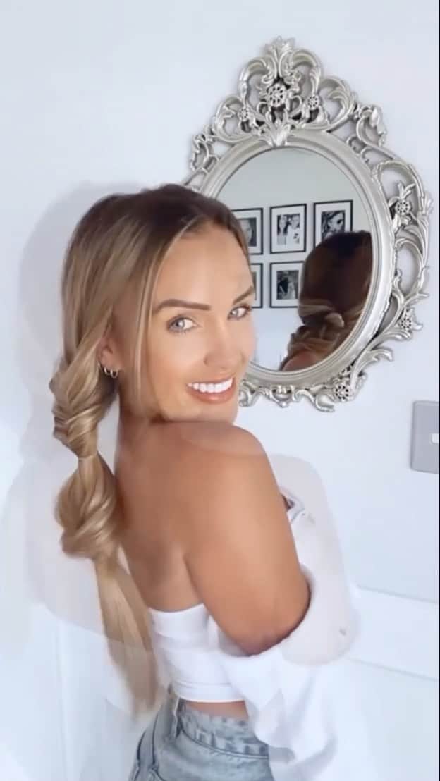 のインスタグラム：「HAIR HACK 💥💥 this is such a quick and easy hair hack especially for anyone that doesn’t know how to braid / like doing it on themselves!  . . Video by @luxxloxx 🤍」