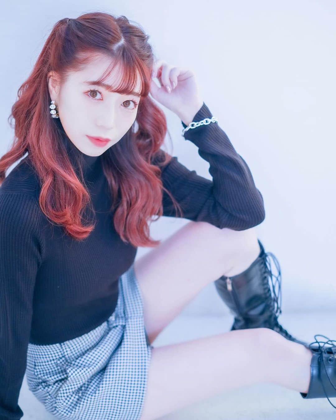 柏元萌華のインスタグラム：「❄️ 冬コーデ🖤zara skirtお気に入り 私服でも衣装でもニーハイブーツばっか🤫笑」