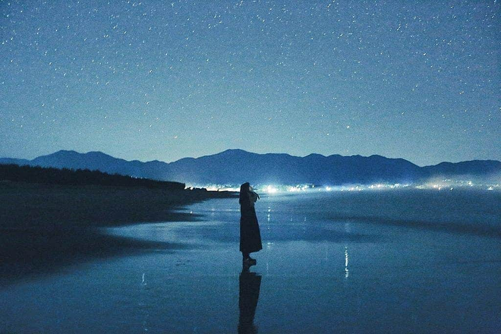 岩倉しおりさんのインスタグラム写真 - (岩倉しおりInstagram)「海で見る星空。 写真では伝わりきれないけれど波が去った後の砂浜には星空が反射してみえて星空の上を歩いているような気持ちになった。」12月22日 23時31分 - iwakurashiori