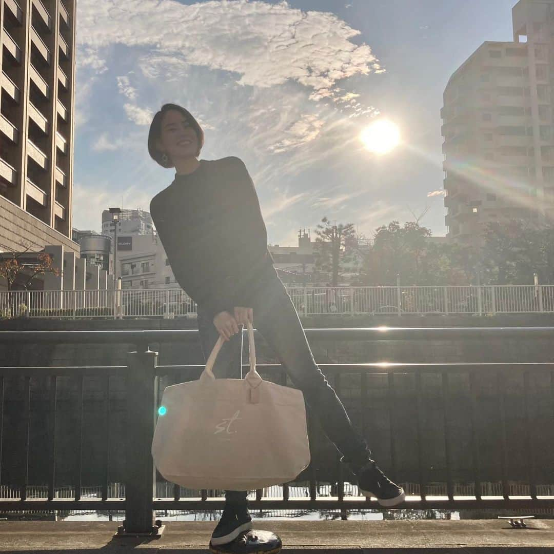 則松亜海さんのインスタグラム写真 - (則松亜海Instagram)「「st.」トートバッグ 稽古中は着替えや楽譜など荷物が多いので、これもほんとに使えるサイズ感🥺 ダンスのレッスンしてる方や、ちょっとの旅行にもオススメです。 ちなみに私はミニマリスト目指し中なので、NINE2週間の大阪公演はこのトートひとつで🙌🏻  ⭐️期間限定受注生産商品⭐️ 注文受付期間 12/16(水)21:00〜25(金)23:59 ※発送まで２週間ほどお時間を頂いています。  HP:https://st3.official.ec 『#stdot』 https://youtu.be/qBfgbnvj0J0」12月22日 23時32分 - ami_norimatsu