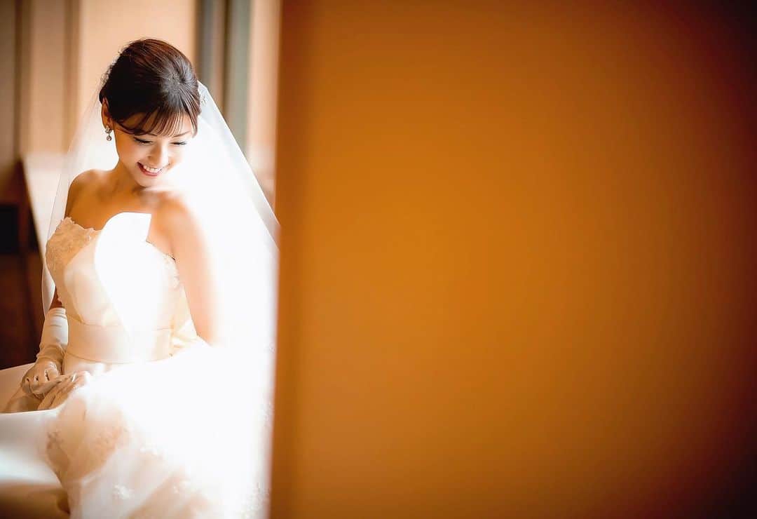 森脇亜紗紀さんのインスタグラム写真 - (森脇亜紗紀Instagram)「🍁 今日で、結婚式を挙げて1年. 💍 1年あっという間だったなぁ。 人生で一番幸せな思い出になった とっても大切な日.  そんな今日は写真見て思い出に浸りました☺️笑 それにしても、笑うと目がなくなるところ 夫婦揃ってそっくりだなぁ😂 #結婚式#ブライダルフォト #weddingdress#思い出」12月22日 23時27分 - asaki516