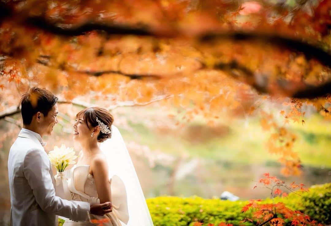 のインスタグラム：「🍁 今日で、結婚式を挙げて1年. 💍 1年あっという間だったなぁ。 人生で一番幸せな思い出になった とっても大切な日.  そんな今日は写真見て思い出に浸りました☺️笑 それにしても、笑うと目がなくなるところ 夫婦揃ってそっくりだなぁ😂 #結婚式#ブライダルフォト #weddingdress#思い出」