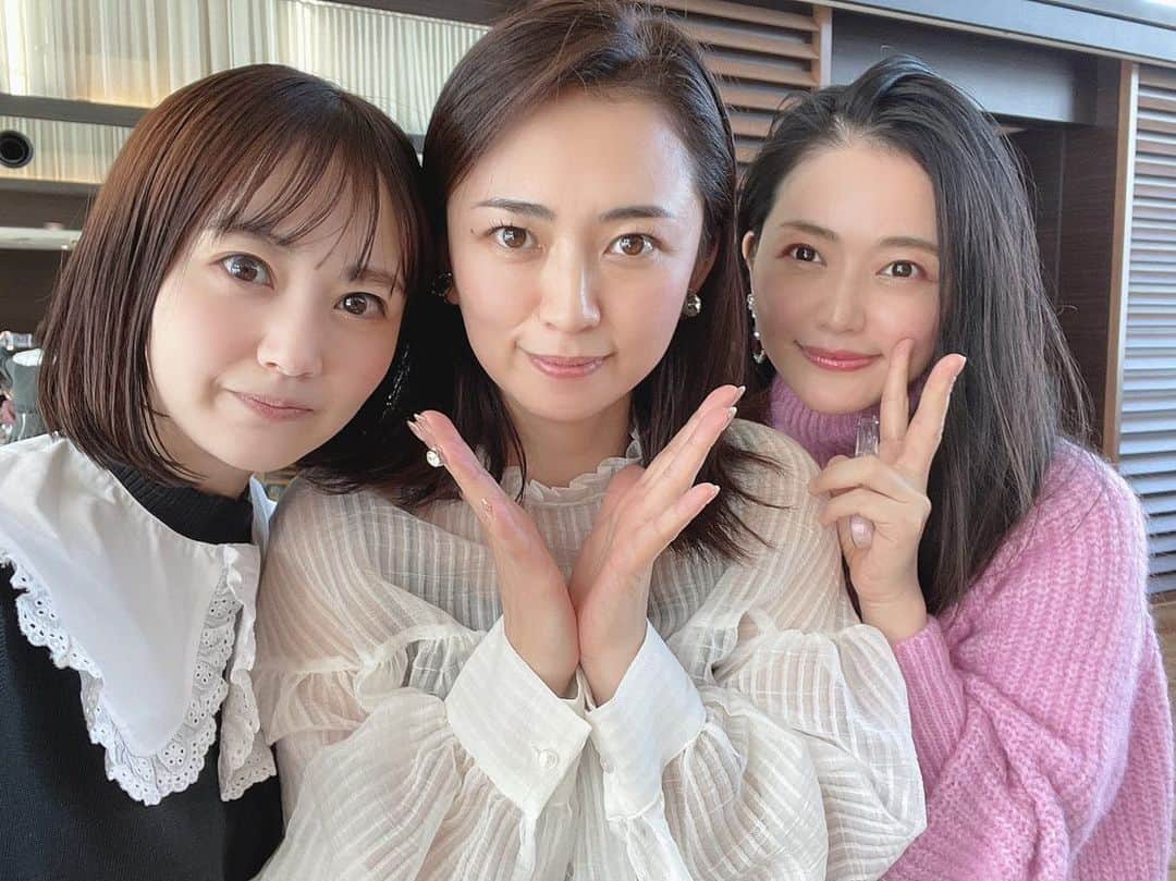 山口愛実のインスタグラム：「師走でばったばったって さっきリポビタンD飲んだのに忘れてユンケル飲んじゃうぐらいなんですが  最近大好きで尊敬してる人達とあってやりたい事の話をしてると全然休んでる場合ではないなって ショコちゃんとゆりなさんもそんな中の2人で 前の事務所の先輩だったんだけどショコ姫は自分の最初の撮影会でご一緒させて貰って 当時すでに浜田翔子としてグラビア界で確立した存在だったからもうファンがめっちゃくちゃ多くて、だれやねんって感じの新人の私は完全に事務所のバーターでほぼほぼファンがいない状態だったわけです。でも「まなちゃんってゆうんだって、新人さん！撮って下さい❤️」ってショコちゃんの鶴の一声でファンの皆さんが優しくしてくれたの今でも覚えてます🥺  ゆりなちゃんとの始めましては沖縄でのグラビアロケ 事務所入ってだいぶ経ってからでテレビのレギュラーもあったり現場に慣れてきた頃の私はマネージャーさんにタメ口効いたりして調子に乗ってたころ（今はめっちゃ反省してます💦） ゆりなちゃんはベテランなのにどのマネージャー、スタッフさんにも丁寧に笑顔で文句ひとつ言わないで健やかなオーラを放ってたの！！ だれに聞いても「あの子は良い子だよねー！嫁に貰うなら佐藤ゆりな」って感じだった👏  生意気で気が強い私は当時も前の事務所の皆さんから学ぶ事が多かったけど今も相談に乗ってくれたりアドバイス下さってめっちゃくちゃ嬉しいです 🙇‍♀️  いつも直接会うとわちゃわちゃして時間が過ぎて伝えれないけど本当に昔も今も感謝しっぱなしです❤️❤️❤️  ありがとうございます😊」