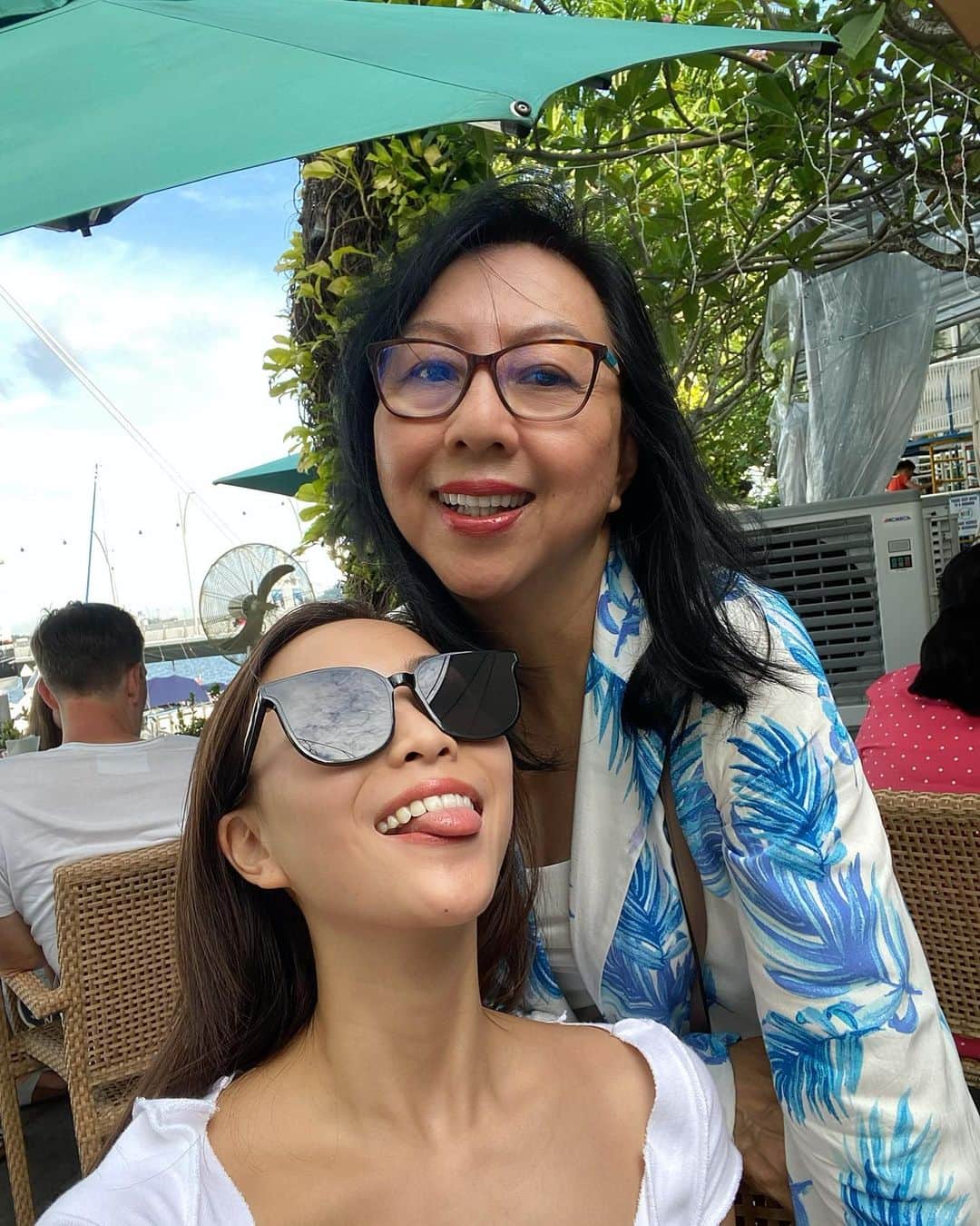 ソニアのインスタグラム：「HAPPY BIRTHDAY MOMMA CHEW!! To the sweetest Mum ever, thank you for being so supportive and involved in my life - from hanging out with my friends to even filming with me sometimes! I definitely get my sense of humour from you 🤪   Swipe all the way for tiny me with pretty @momma_chew!」