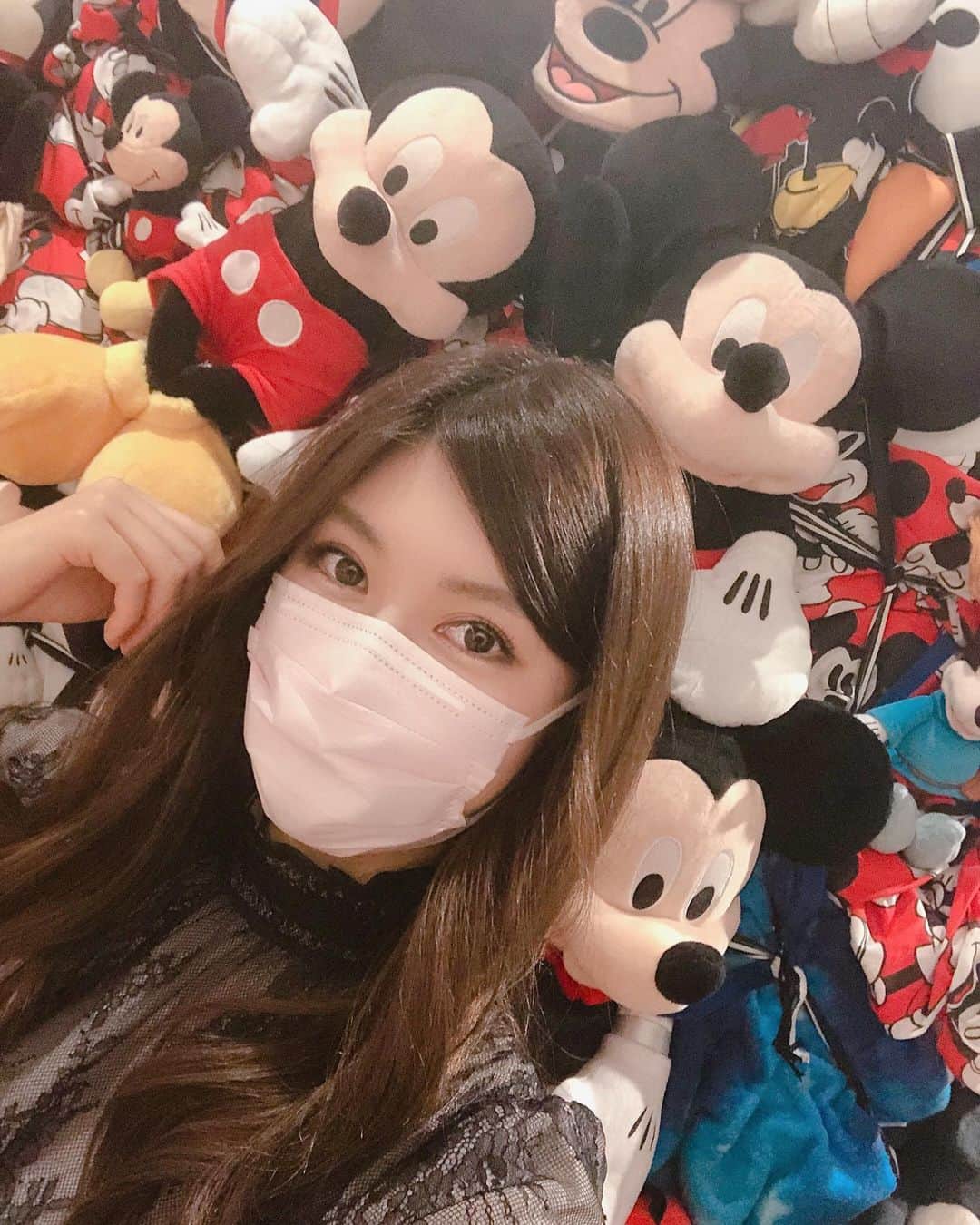 橘ゆりかのインスタグラム：「🖼💐🌼﻿ ﻿ ﻿ このまえ 『#ミッキーマウス展 THE TRUE ORIGINAL & BEYOND』行ってきました🎨﻿ ﻿ いろんなアーティストさんがミッキーマウスを通してポップにおしゃれに自由に作品をつくりあげている素晴らしい空間でした…☺️🏰﻿ ﻿ どこを見てもミッキーづくしで﻿ 写真も撮れるし楽しかった〜❣️❣️﻿ ﻿ ﻿ ﻿ #森アーツセンターギャラリー #橘ゆりか #ミッキーマウス #アートギャラリー」