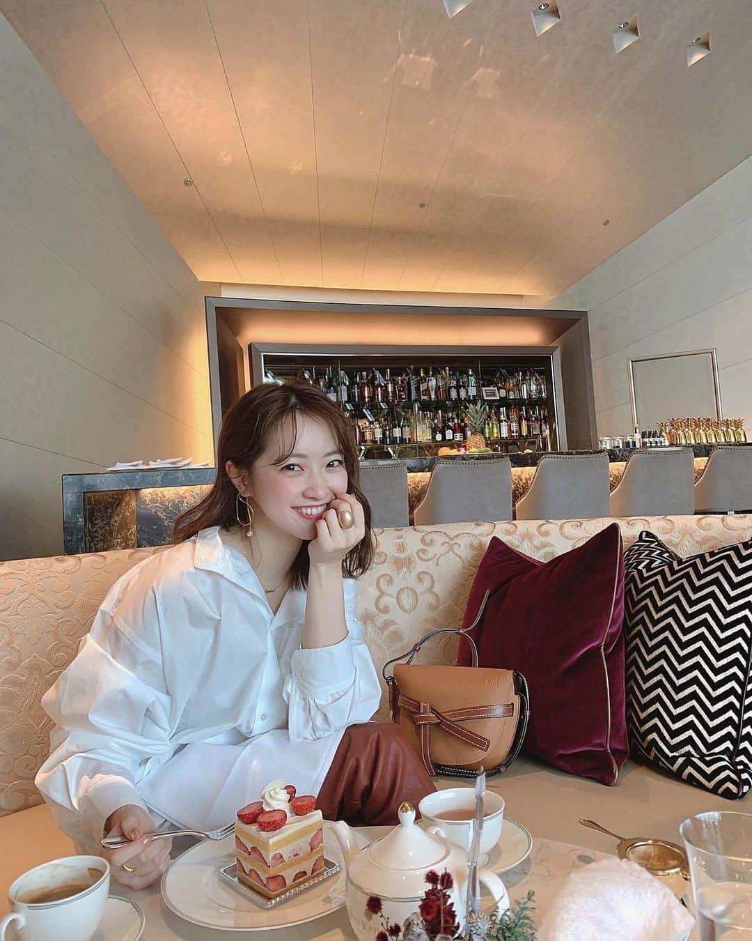 大野愛友佳のインスタグラム：「9月にオープンしたカハラ🧸🎄  アフターヌーンティーは3月まで予約満席、ホテルステイもこの日は満室😮  チェックインは時間かかると思って10時に到着して、ラウンジで声かけてもらうまでのんびり待ってたのが大正解◎  イチゴのケーキがおいしかった🍓♡  時間を全体的に早めたことでプールも貸切、満室だったのにも関わらずほとんど人に会うこともなく過ごせました😊  #ザカハラホテルアンドリゾート横浜#カハラホテル横浜#カハラホテル#カハラリゾート#横浜カフェ#みなとみらいカフェ#みなとみらいデート#横浜ホテル#アフターヌーンティー#アフターヌーンティールーム #thekahala#thekahalahotelandresort#thekahalahotel#titivate」