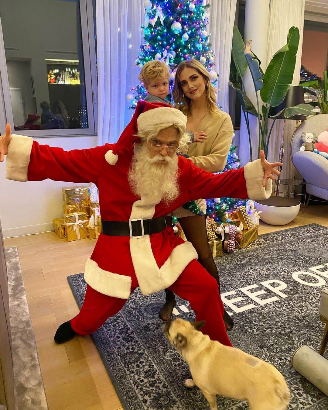 キアラ・フェラーニさんのインスタグラム写真 - (キアラ・フェラーニInstagram)「This Santa is wild 😂」12月22日 23時36分 - chiaraferragni