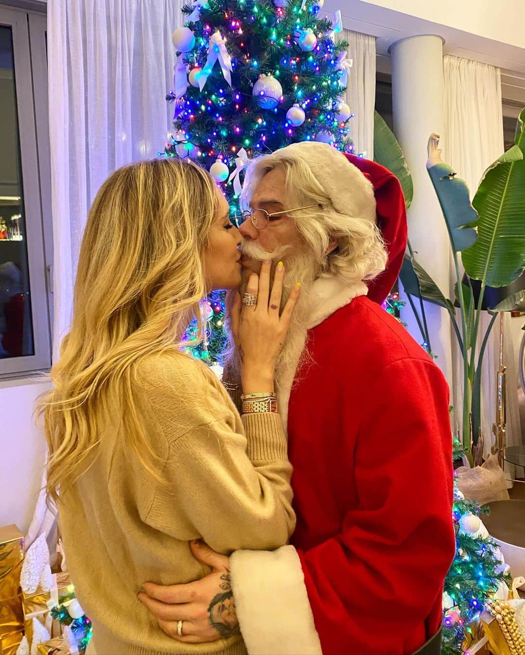 キアラ・フェラーニさんのインスタグラム写真 - (キアラ・フェラーニInstagram)「This Santa is wild 😂」12月22日 23時36分 - chiaraferragni