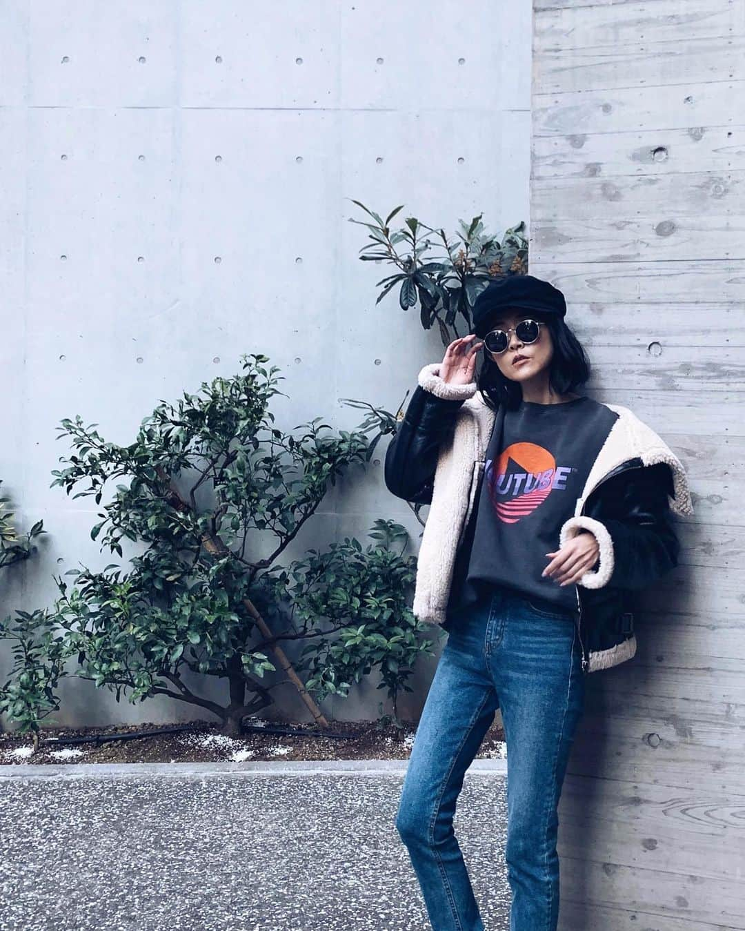 ALISA MATSUMURAのインスタグラム：「Style:) keep it simple…😎 . 久々denim👖💙 sweat &outerは今日の新作😀 . 好きな組み合わせ💙💙 . 今月頭に今年最後のメンテナンスで ヘアカットしてきました✂️ 担当は　@bebeaki ✨ 伸ばしてたけど7センチカット👍 あべっべはわたしのタイプに 綺麗にカットしてくれる👏 やっぱりこの長さのボブが好き。 （3枚目→） この長さがになると 緩く巻くのがすきです。 . お疲れさまでしたーー☕️♫ . #RULAHコーデ#RULAH_official#デニム#デニムコーデ#スウェットコーデ#ムートン#フェイクムートン#ヘアカット#ボブ#ボブヘア#す」