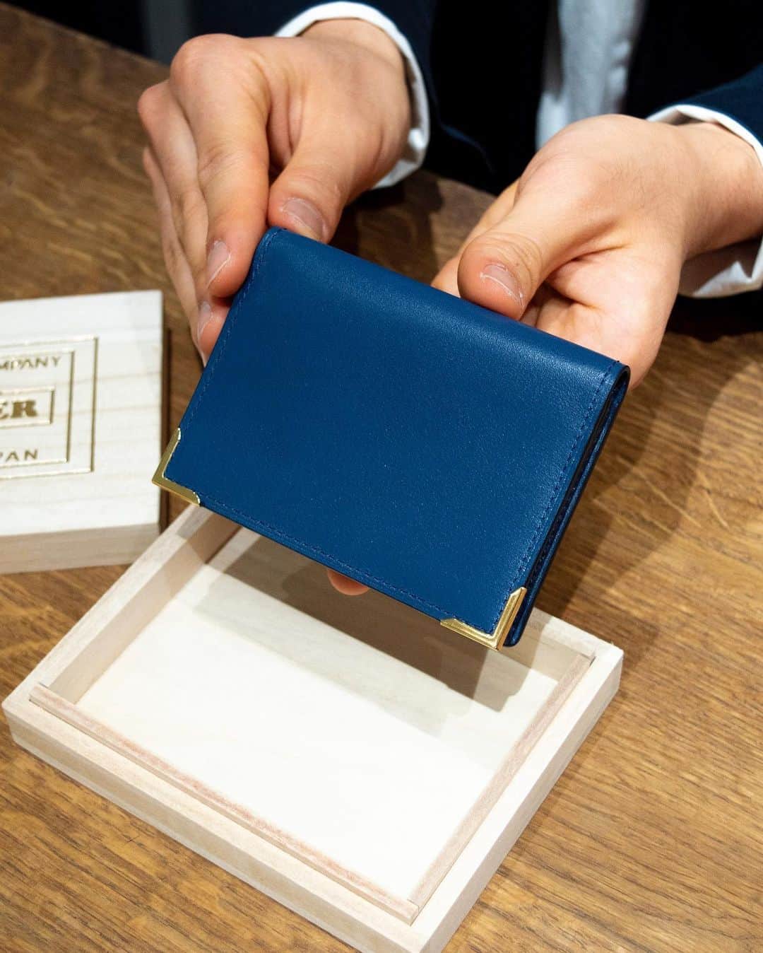 吉田カバン 表参道さんのインスタグラム写真 - (吉田カバン 表参道Instagram)「"PORTER CHARMANT"  ﻿ 本日は高級カーフを使用した上品な印象のウォレットシリーズ「ポーター シャルマン」のロングウォレットとカードケースをご紹介いたします。  ﻿ 表革はフランスの名門タンナー、デュプイ社の「シャトーブリアン」を採用しています。通常のボックスカーフに比べ、柔らかいタッチ感や独特のコシ、美しい肌目が魅力です。染料と顔料を少量ずつ加えた独自のセミアニリン仕上げで、透明感のある綺麗な色艶をお楽しみいただけます。﻿  ゴールドのコーナー金具は、1930年代にイギリスで作られたトラベルウォレットなどに見られた装飾がモチーフです。当時はスターリングシルバーを使用し、ピンなどで丁寧に留めており、そのディティールをゴールドで取り入れてアクセントにしました。﻿ 背面には、PORTERロゴをレーザー加工で施したICカードポケットを取り付けました。﻿  ﻿ 上品なレザーのイメージからPORTERロゴをゴールドの箔押しで施した高級感のあるオリジナルの桐箱が付属し、このシーズンのギフトアイテムとしてもおすすめです。 カラーはブラック、ブルー、ブラウンの3色展開です。﻿ 是非﻿、店頭でご覧ください。  ポーター シャルマン ロングウォレット ￥55,000（税別）﻿ size：W190/H105/D28﻿ ﻿ カードケース ￥28,000（税別）﻿ size：W110/H78/D18﻿  ﻿ PORTER CHARMANTはこちら﻿ https://www.yoshidakaban.com/sp/product/series/119.html  #yoshidakaban #porter #luggagelabel #porteryoshida #porterflagshipstore #porterstand #madeinjapan #japan #charmant #longwallet #wallet #cardcase #france #dupuy #boxcalf #leather #paulowniabox  #charmant #business #holiday #gift」12月22日 23時38分 - porter_flagship_store